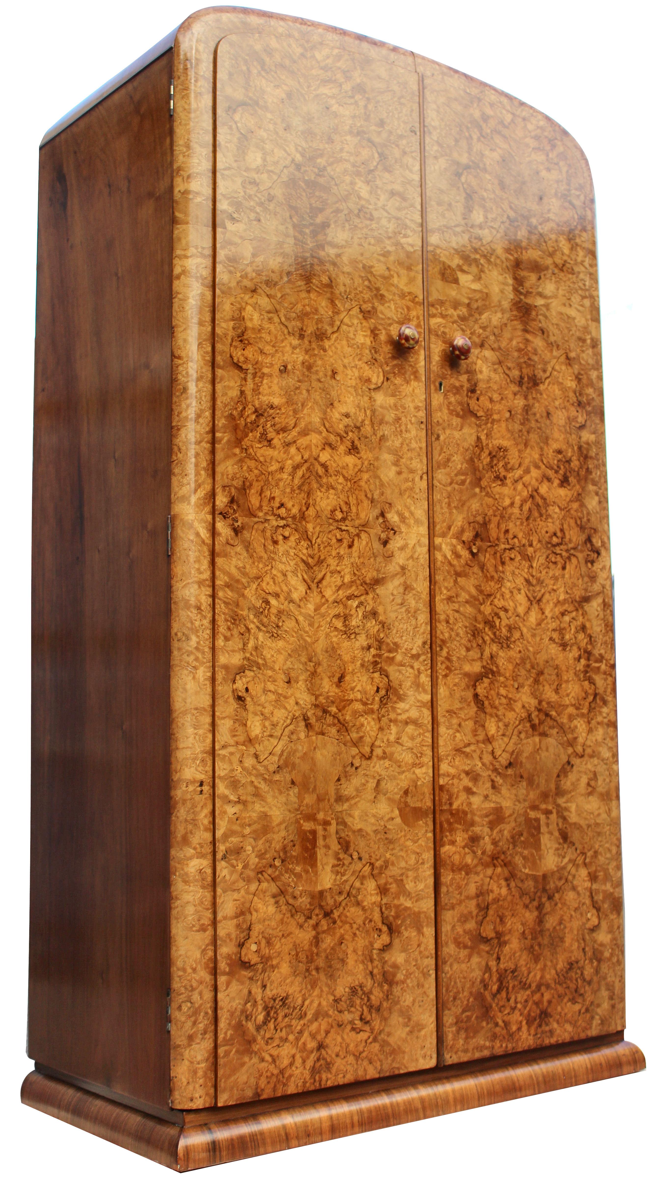 If you're looking for something spectacular for your bedroom without compromising quality and functionality then this Original Art Deco single wardrobe might just be for you. Really the pictures speak for themselves here, the doors and the figuring