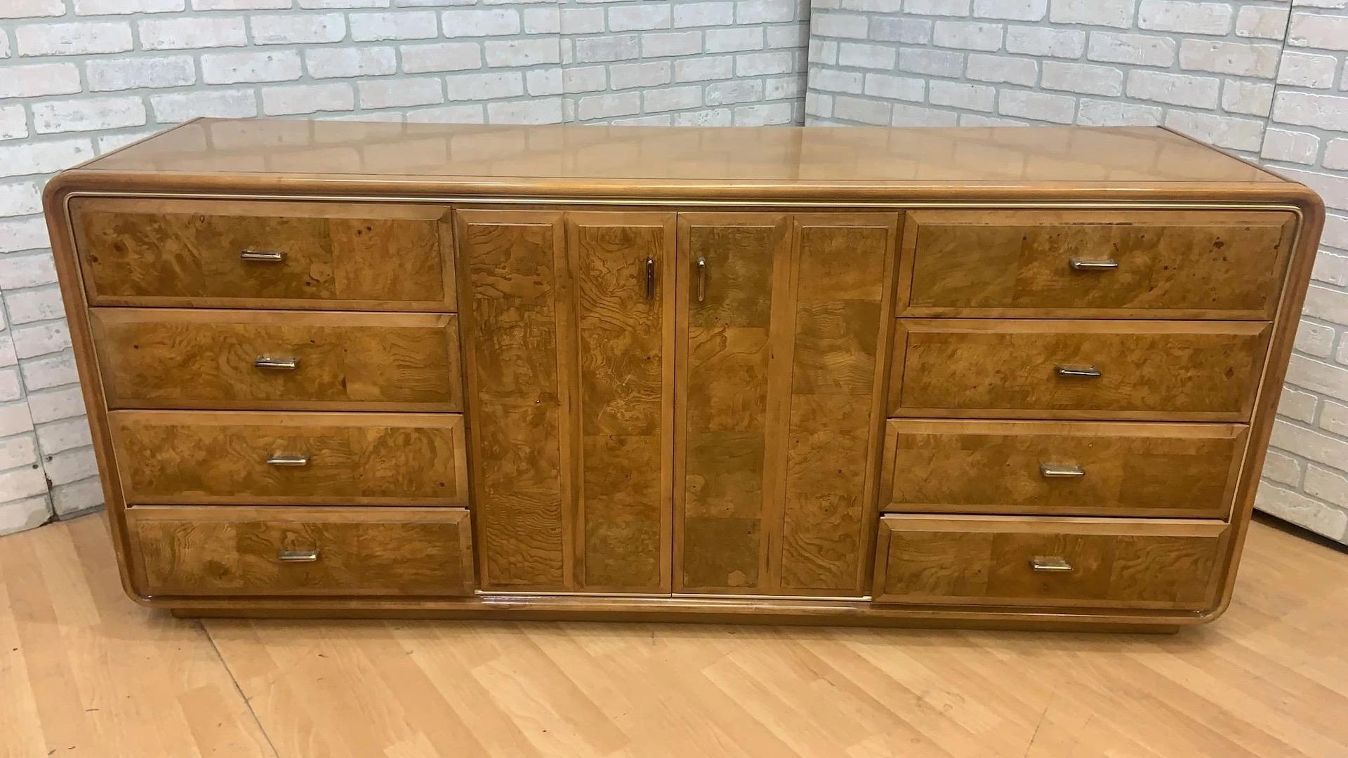 Comò e specchio in legno di radica in stile Art Déco di American of Martinsville in vendita 4