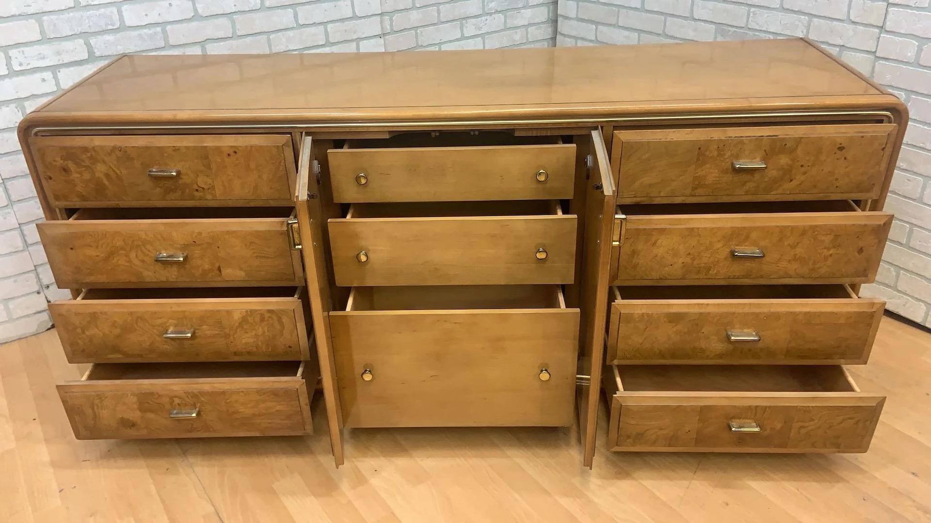 Comò e specchio in legno di radica in stile Art Déco di American of Martinsville In condizioni buone in vendita a Chicago, IL