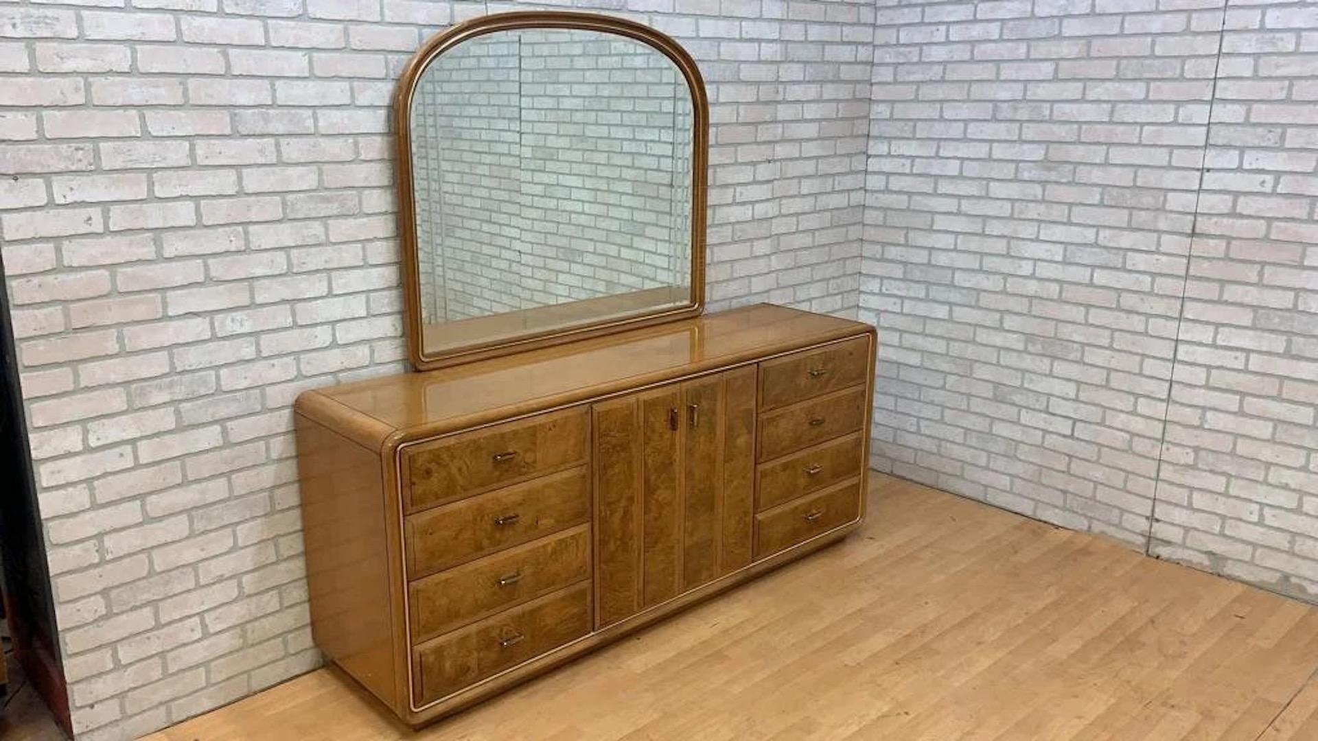 Specchio Comò e specchio in legno di radica in stile Art Déco di American of Martinsville in vendita