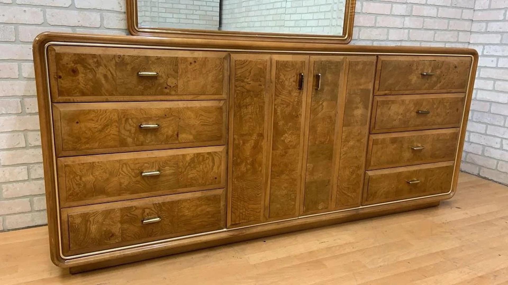 Comò e specchio in legno di radica in stile Art Déco di American of Martinsville in vendita 1