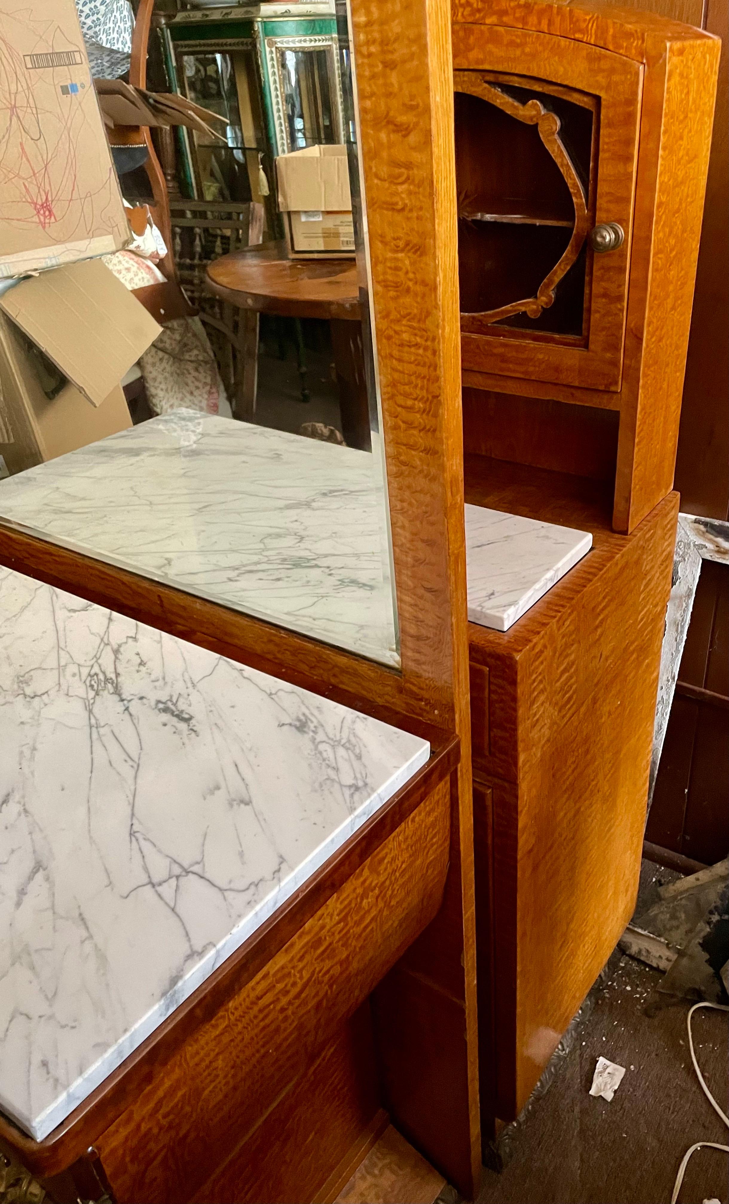 Stand Art Deco con piano in marmo impiallacciato e Ormolu con mobile e cassetti a specchio in vendita 11