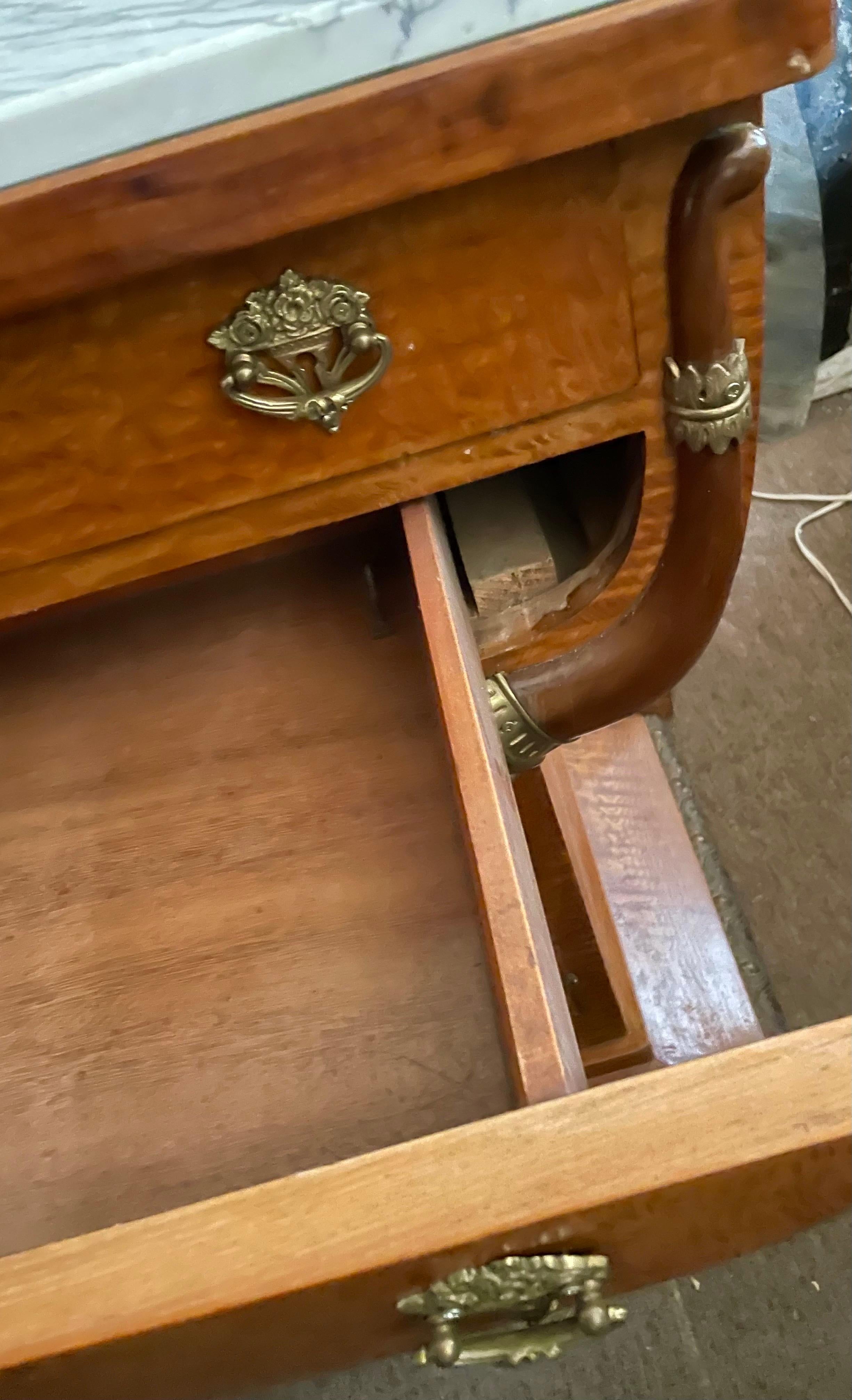 Stand Art Deco con piano in marmo impiallacciato e Ormolu con mobile e cassetti a specchio in vendita 4
