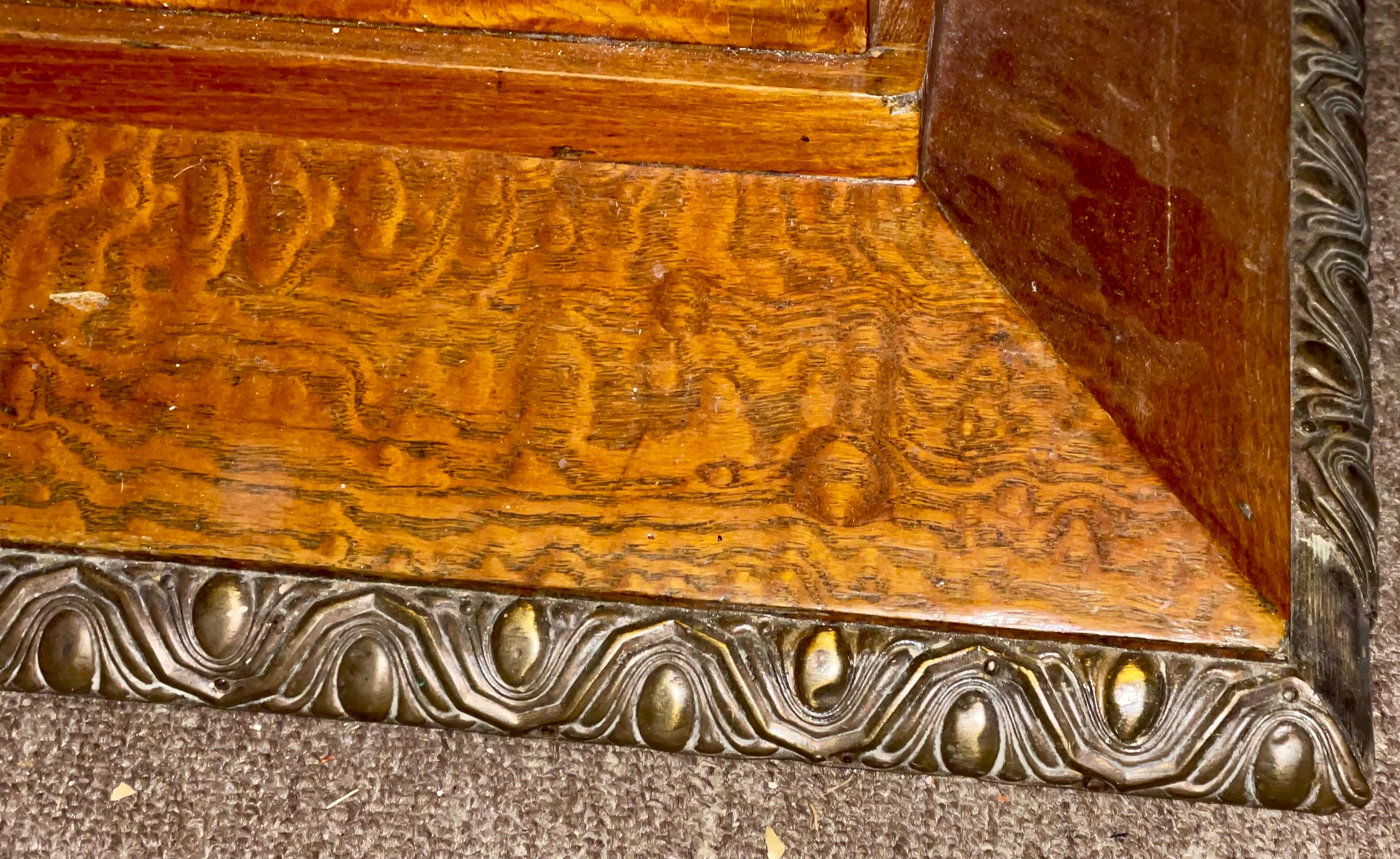 Stand Art Deco con piano in marmo impiallacciato e Ormolu con mobile e cassetti a specchio in vendita 8