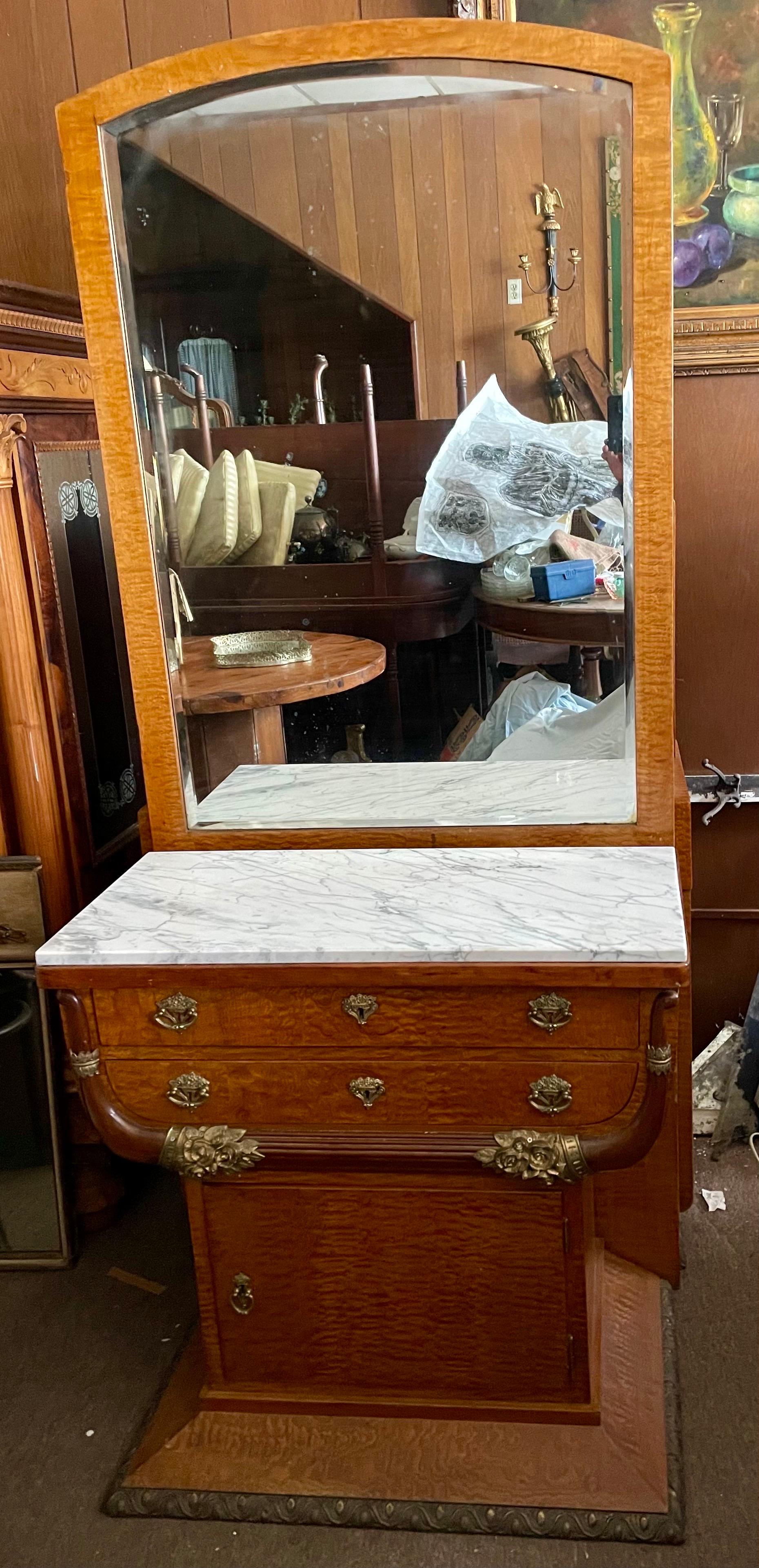 Europeo Stand Art Deco con piano in marmo impiallacciato e Ormolu con mobile e cassetti a specchio in vendita