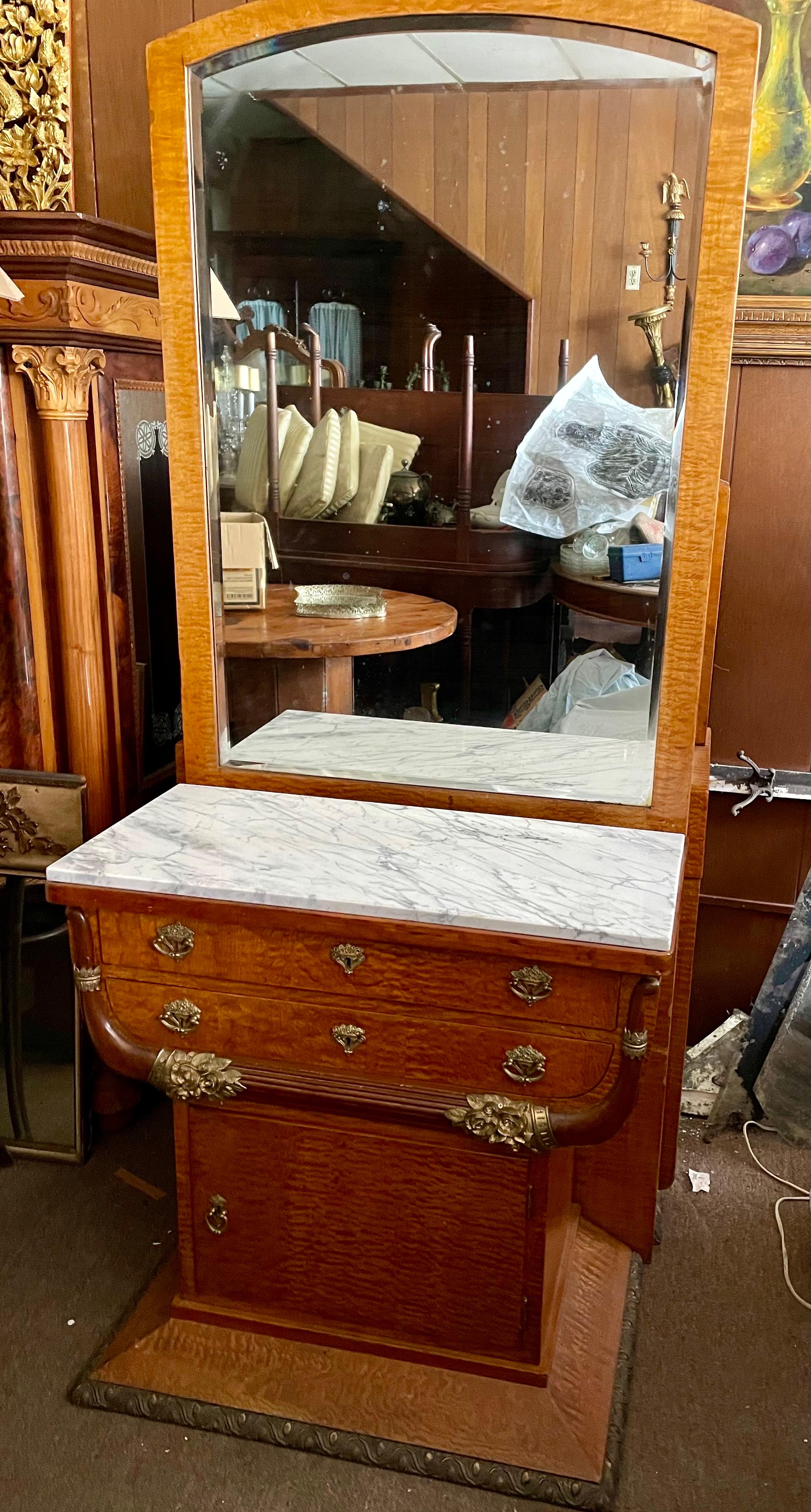 XX secolo Stand Art Deco con piano in marmo impiallacciato e Ormolu con mobile e cassetti a specchio in vendita
