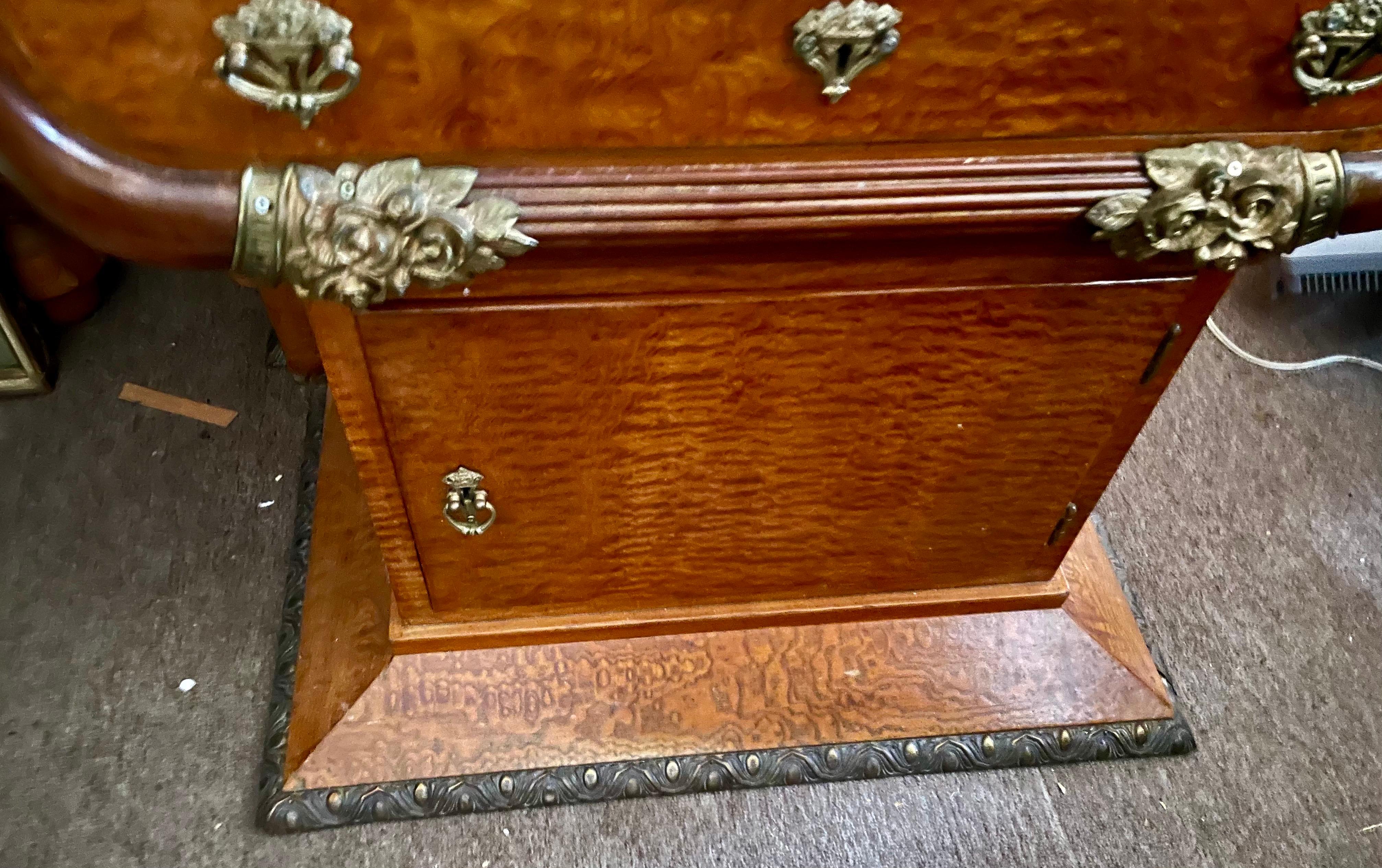 Legno Stand Art Deco con piano in marmo impiallacciato e Ormolu con mobile e cassetti a specchio in vendita