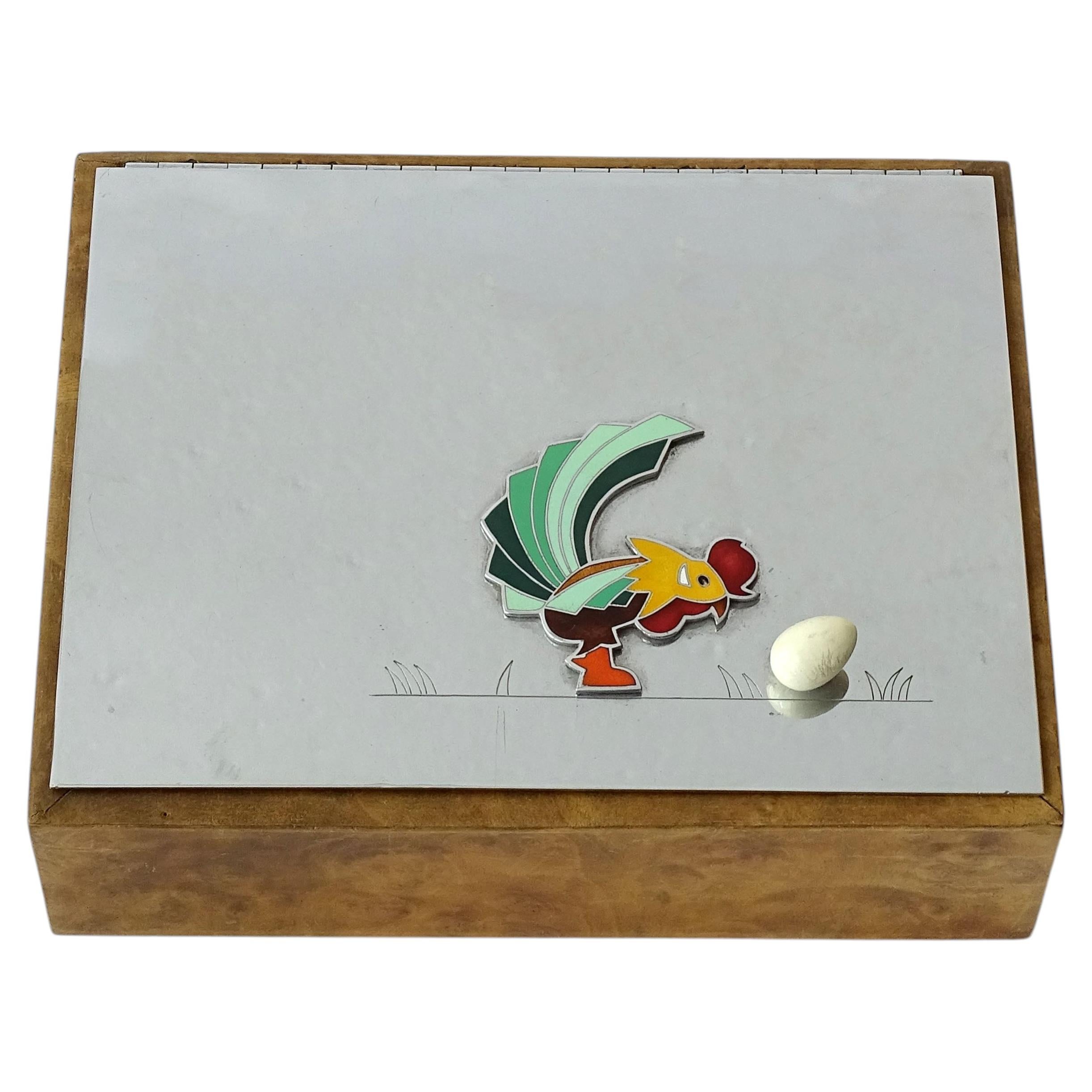 Scatola con coperchio in Wood Wood e metallo smaltato Art Deco con motivo di galletto e uovo in vendita