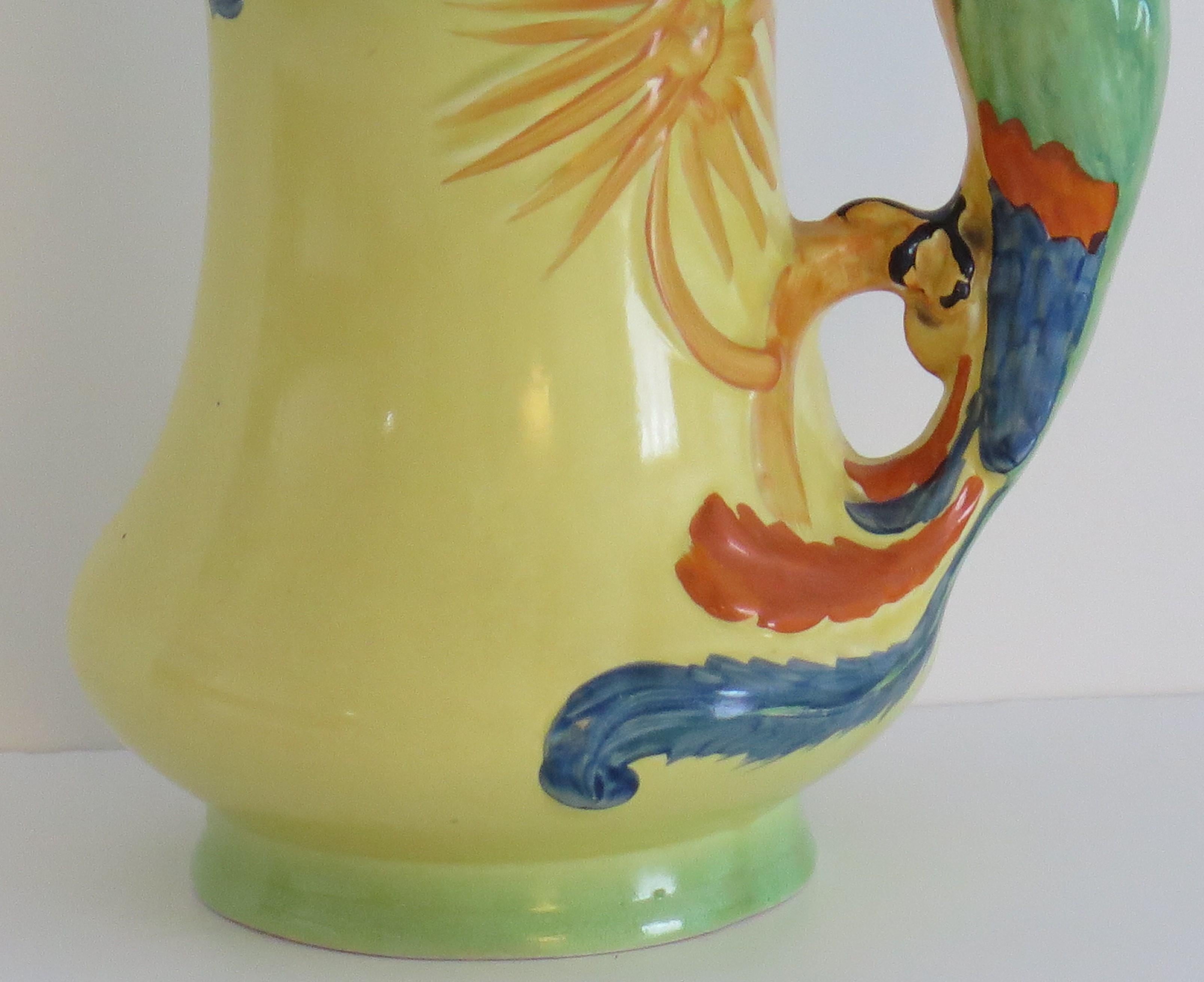 Art déco Pichet ou pichet en poterie de Burleigh Ware avec poignée en forme de perroquet peint à la main, années 1930 en vente