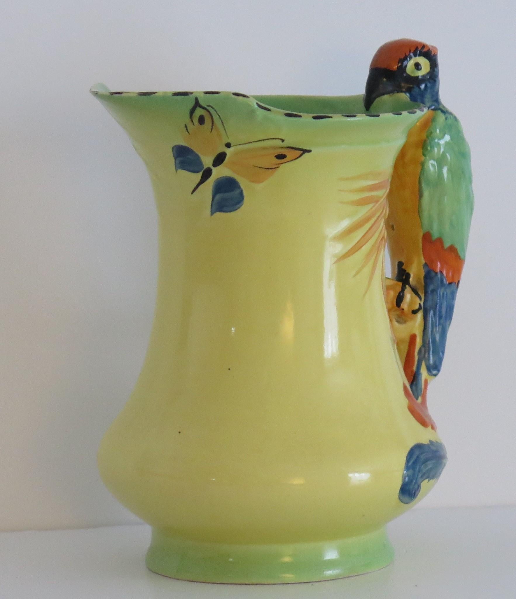 Anglais Pichet ou pichet en poterie de Burleigh Ware avec poignée en forme de perroquet peint à la main, années 1930 en vente