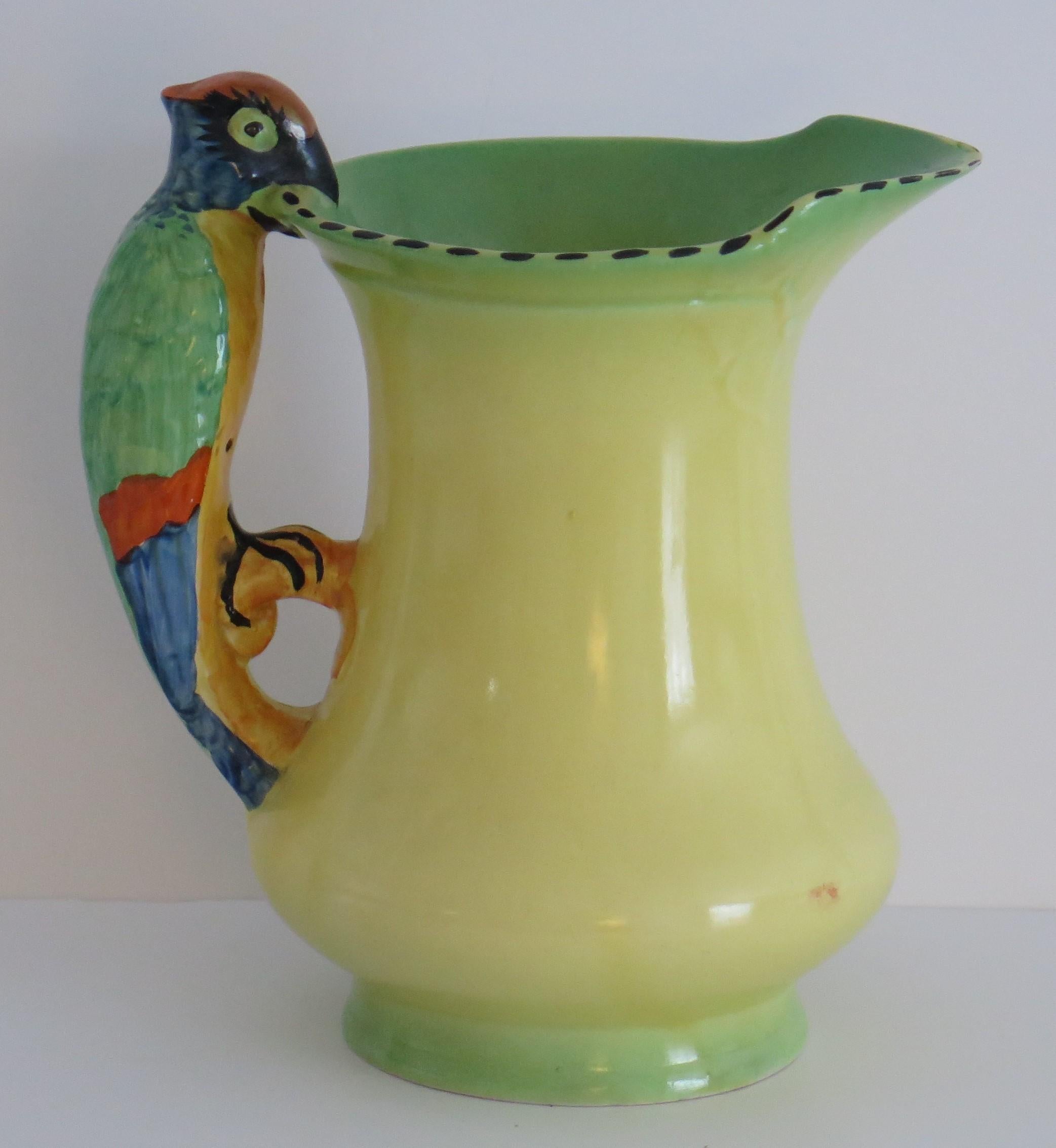 20ième siècle Pichet ou pichet en poterie de Burleigh Ware avec poignée en forme de perroquet peint à la main, années 1930 en vente
