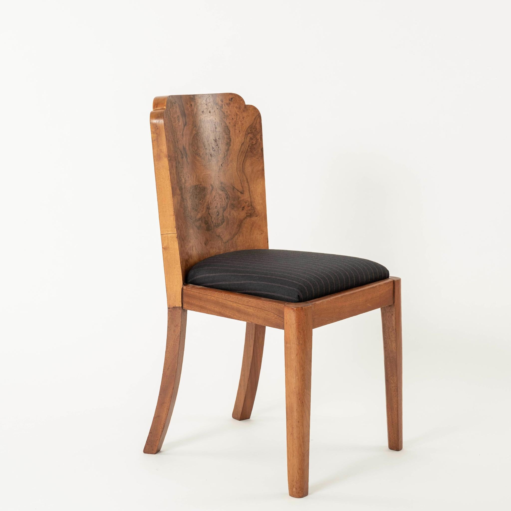 Chaise d'appoint en bois de ronce de style Art Déco français, nouvellement recouverte d'une laine italienne à rayures. Cette chaise est également disponible C.I.C. pour un supplément de 75,00 $.