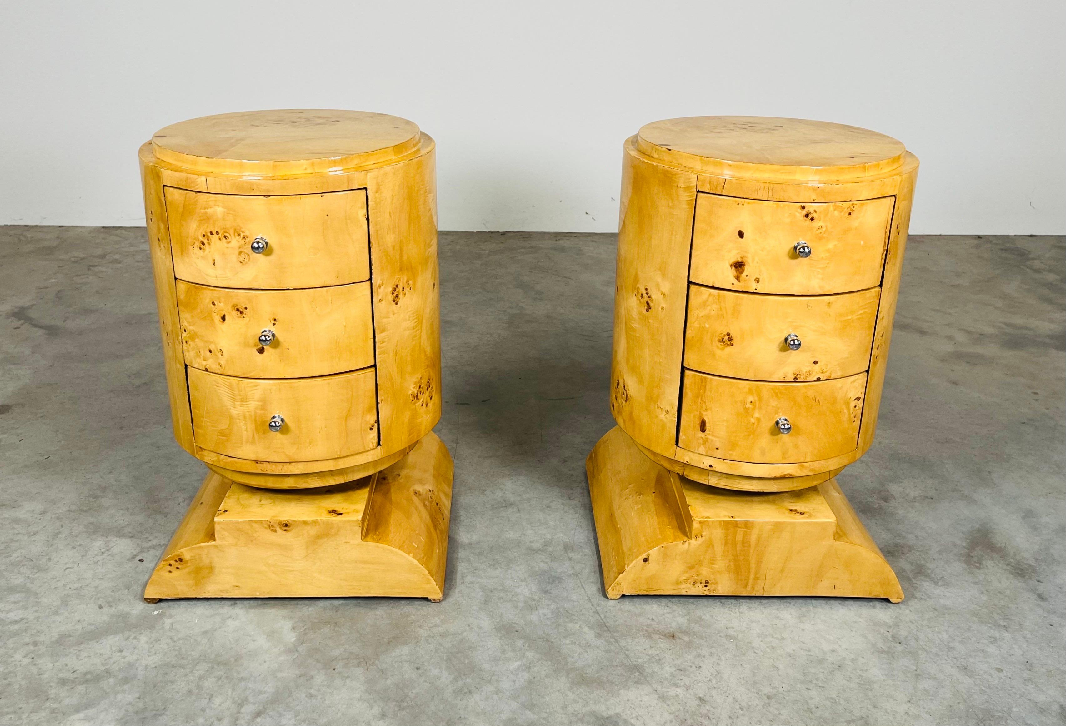 Ein wunderschönes Paar 3-Schubladen-Nachttische im Art Deco-Stil mit Wurzelholzfurnier und Kugelgriffen aus Edelstahl. 
In sehr gutem Vintage-Zustand. 
1980-1989
Die Abmessungen sind 25x16,5x14,25
