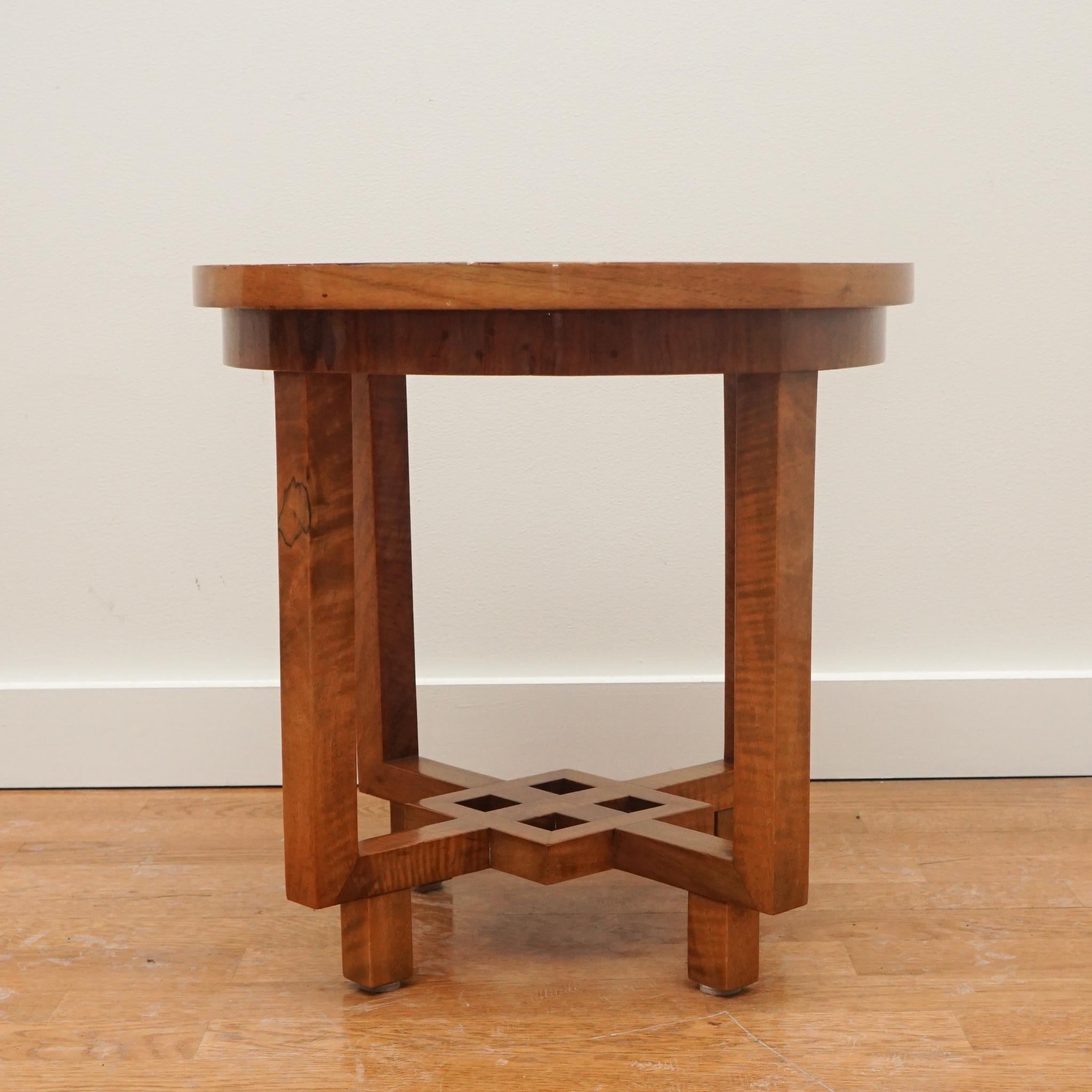 This exquisite Art Deco occasional table is from Karl Kemp Associates. Featuring a book matched burlwood veneer top design, the round table is distinguished by its angular legs and geometric base design element. Beautifully aged and in very good