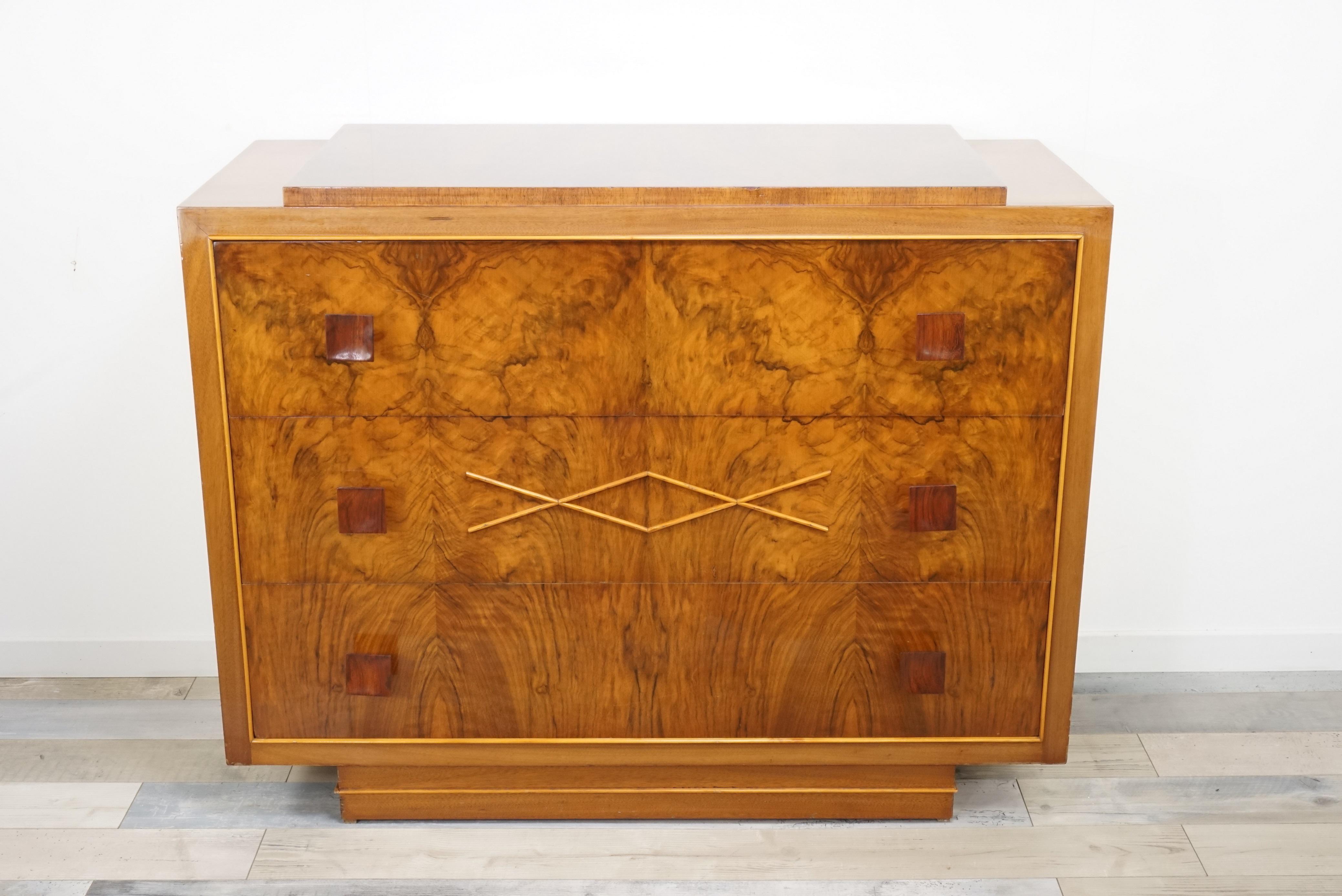 De Coene design and Art Deco chest of drawers composed of 3 large drawers adorned with square wooden handles, timeless and Minimalist lines.
 