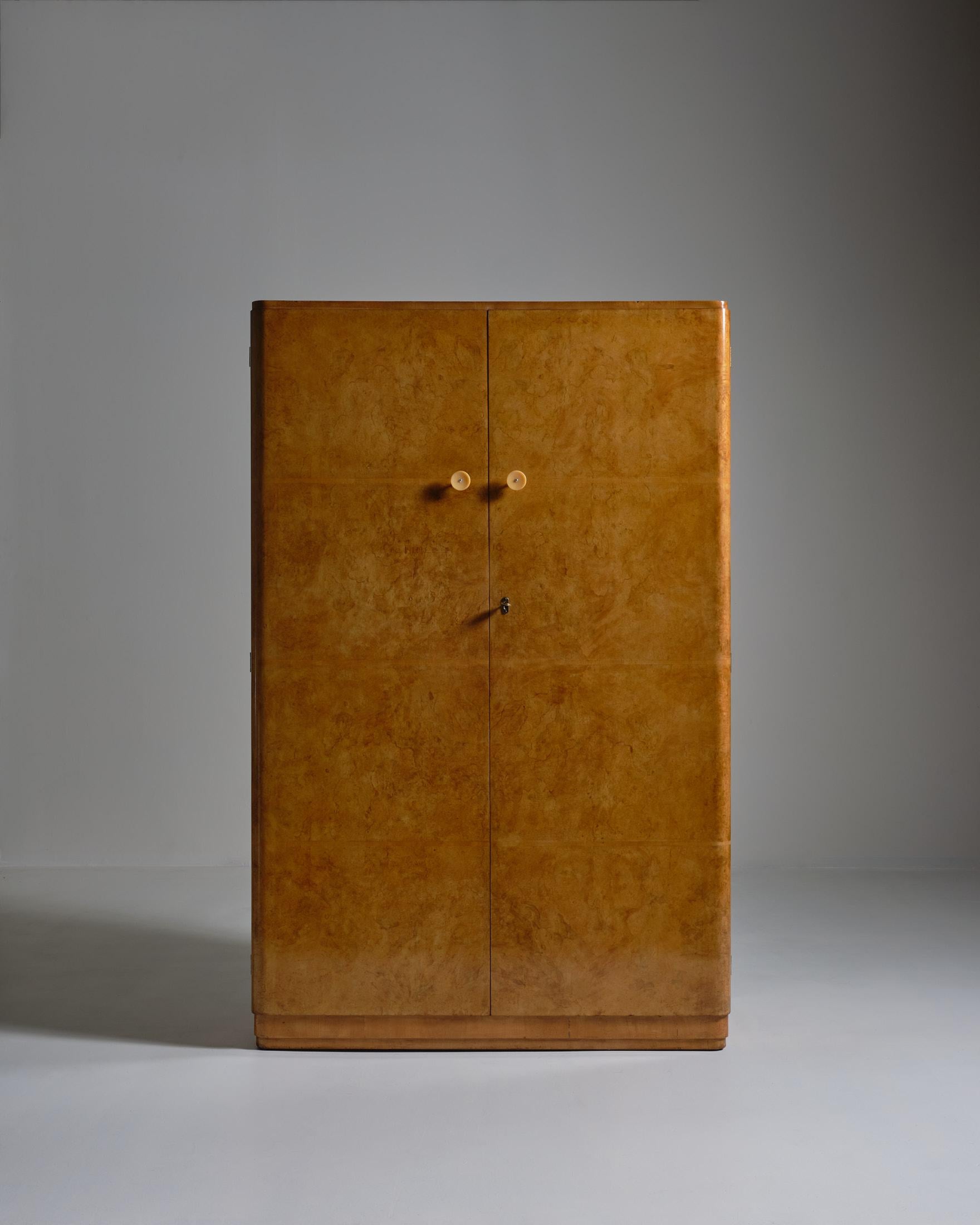 Armoire Art Déco en bois de bourgogne. Les portes ont conservé leurs loquets et poignées d'origine, ainsi qu'une serrure et une clé en état de marche. Fabriqué au Royaume-Uni vers les années 1930.