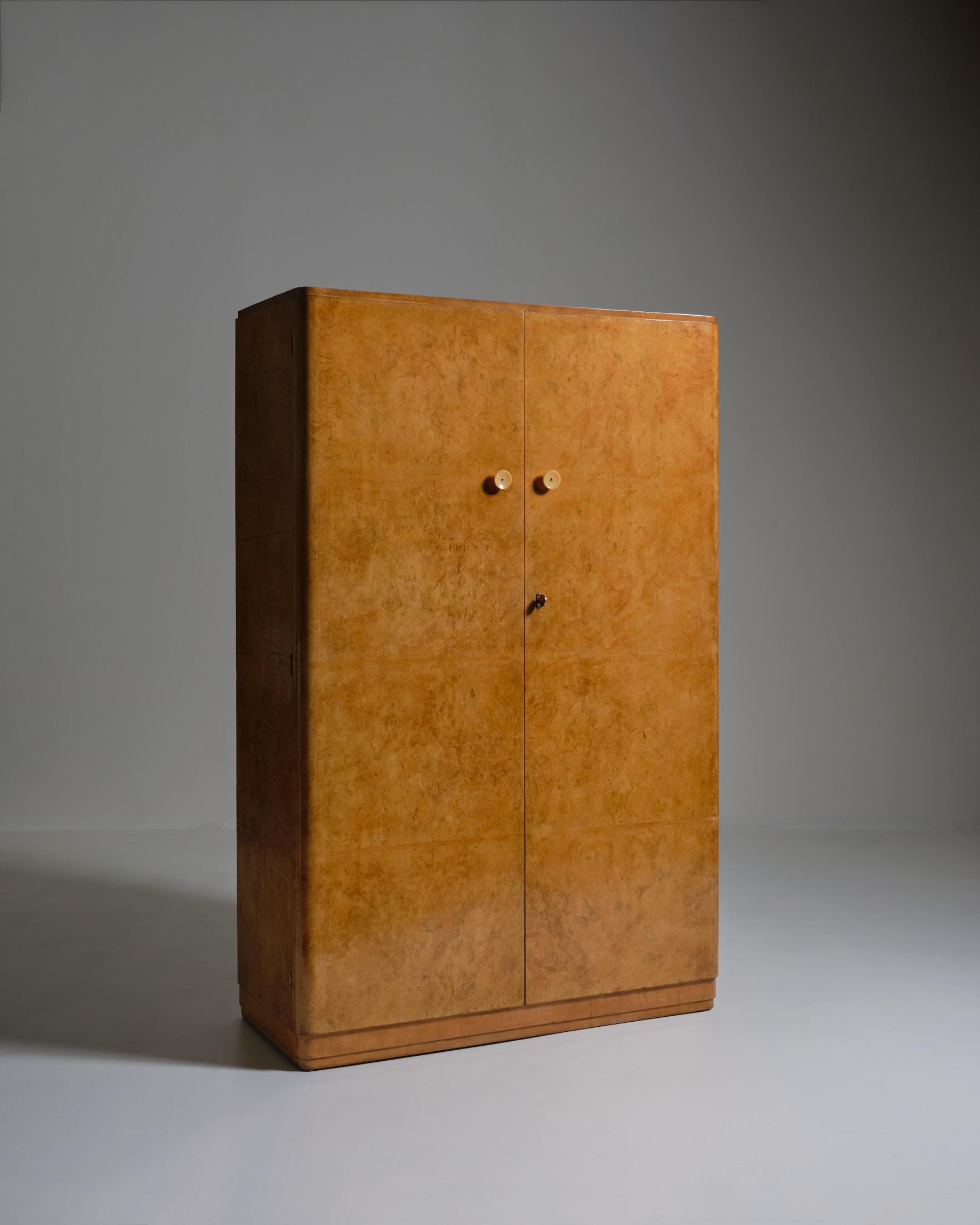 Armoire Art Déco en bois de bourgogne Bon état - En vente à Los Angeles, CA