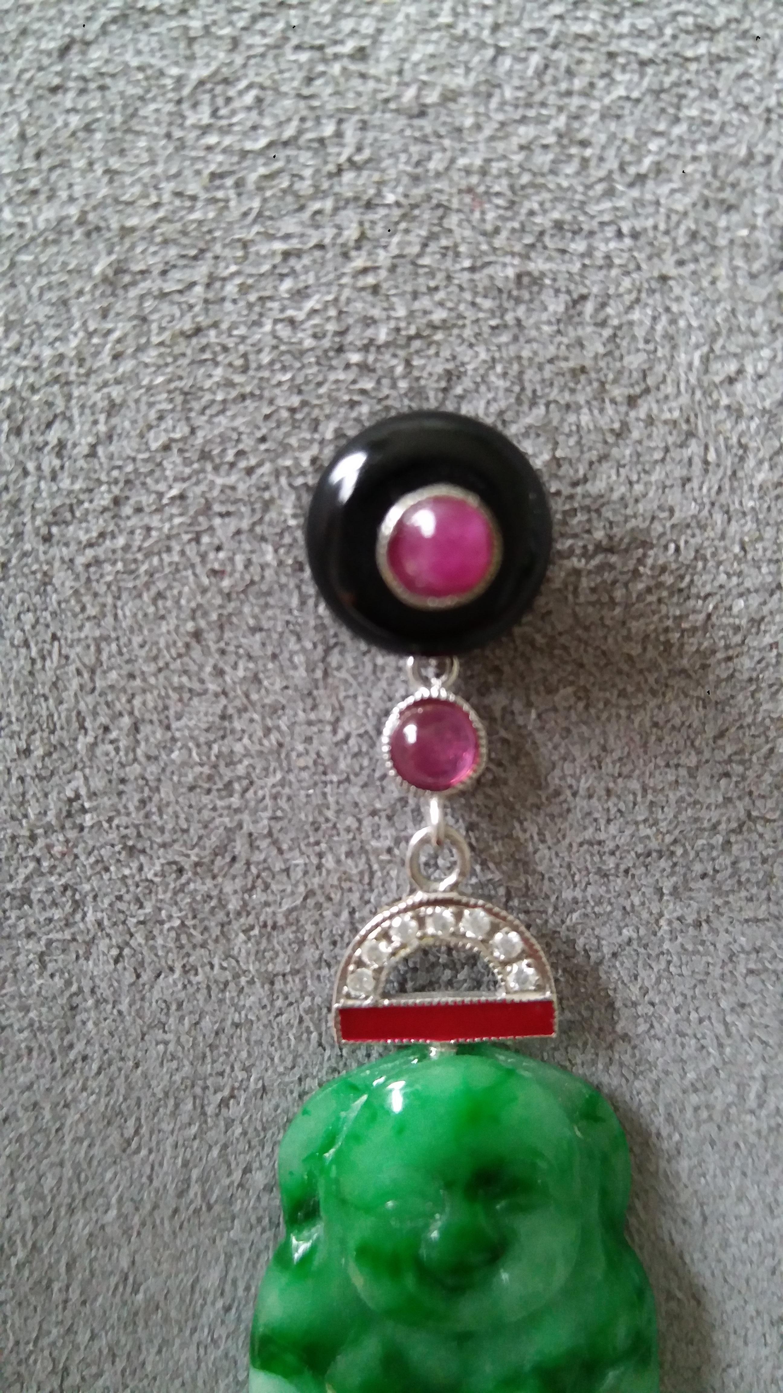 Art déco Boucles d'oreilles de style Art Déco avec Bouddha en jade de Birmanie:: or:: diamants:: rubis et émail rouge en vente