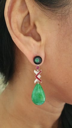Pendientes de Jade de Birmania Estilo Art Déco Oro Diamantes Rubíes Esmeraldas Esmalte Rojo