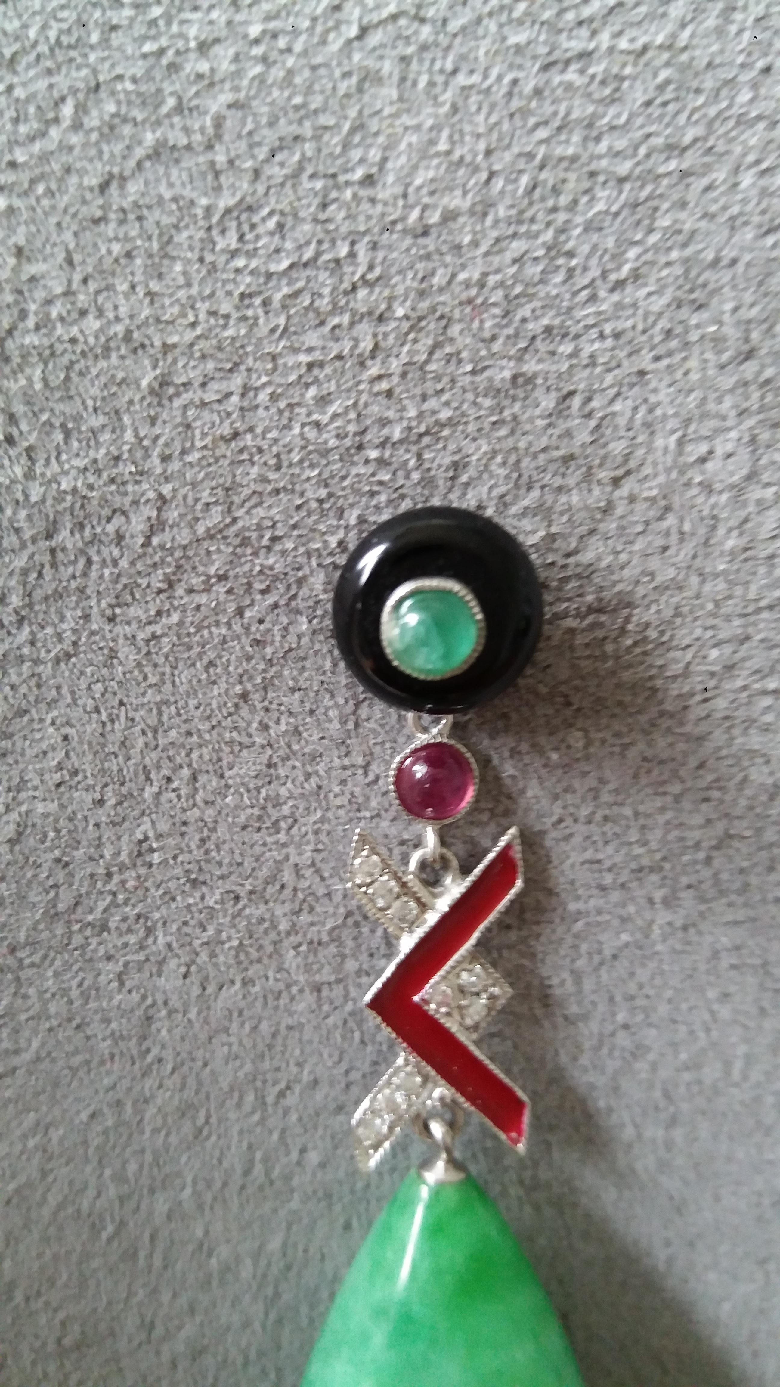 Art Deco Stil Burma Jade Gold Diamanten Rubine Smaragde rote Emaille Tropfenohrringe (Art déco) im Angebot