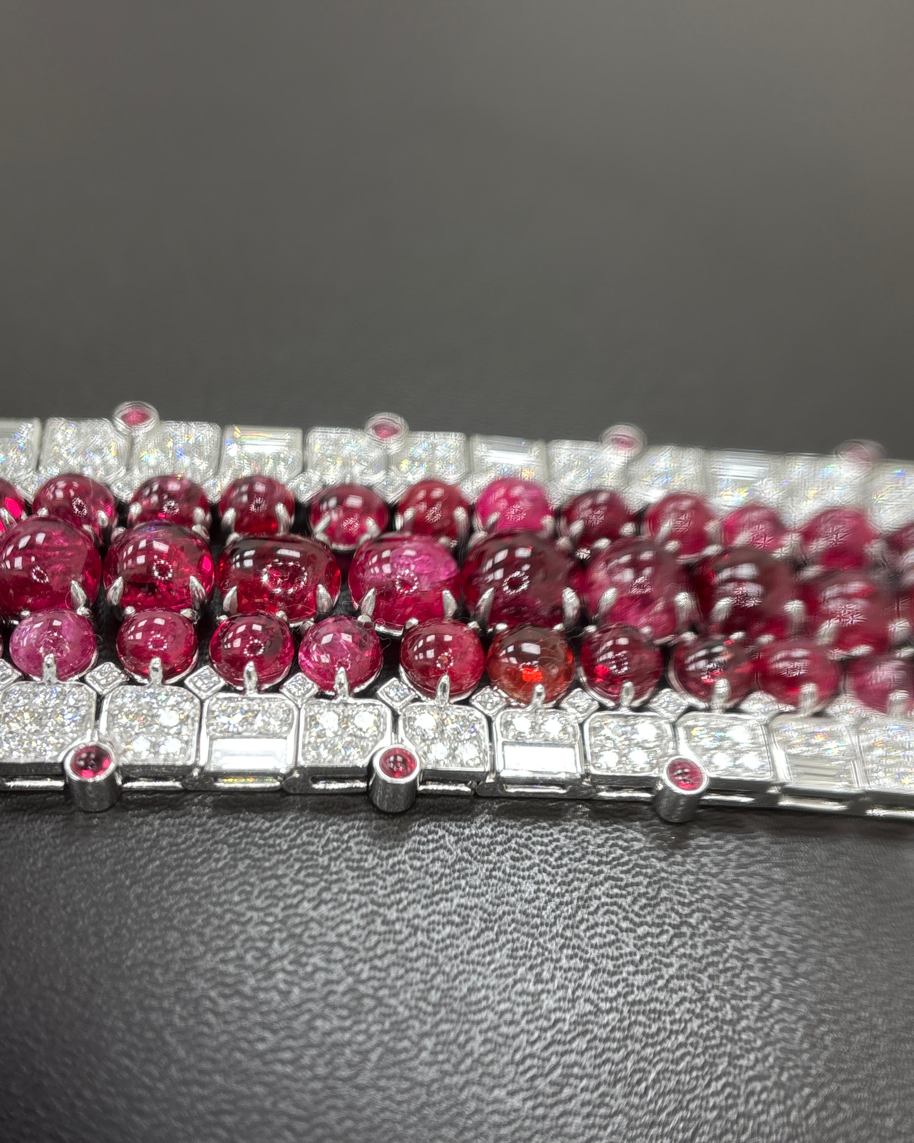 Dieses imposante Armband mit seiner beeindruckenden Präsenz und seinem hervorragenden Stammbaum präsentiert 55 Karat natürlicher burmesischer Spinell-Cabochons - ungeschliffen, mit einer faszinierenden Tiefe von lebhaften karminroten Farbtönen, die