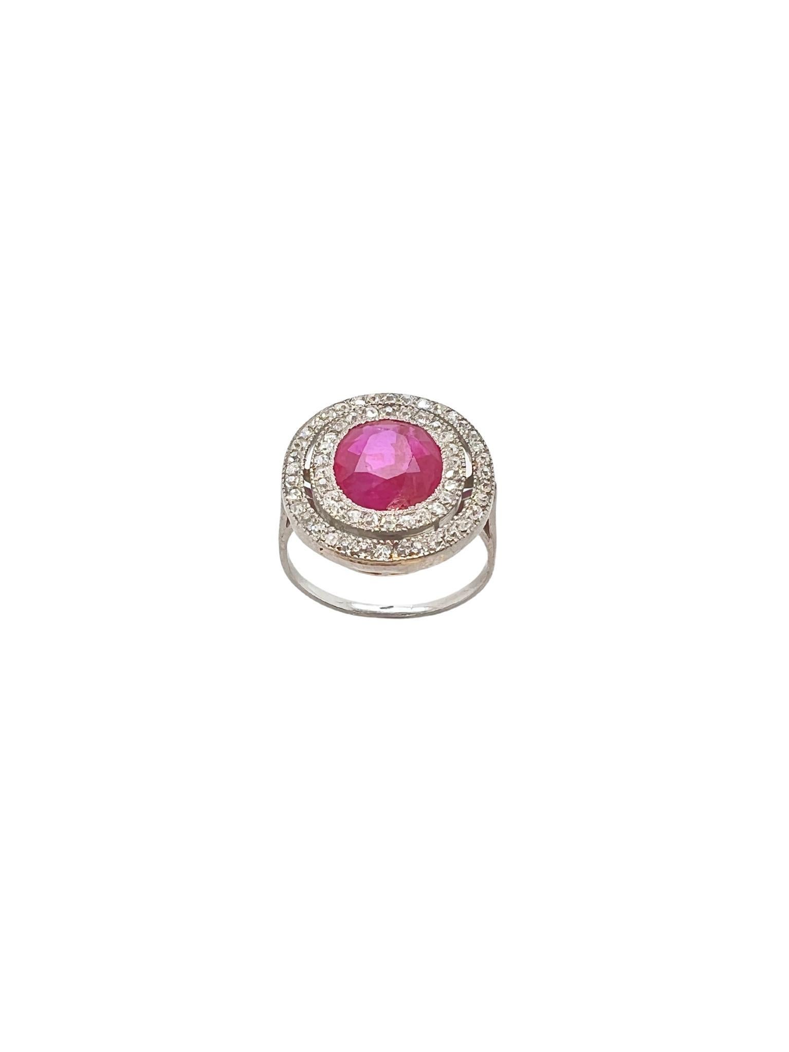 Bague art déco en rubis et diamants de Birmanie

Détails :
Serti d'un rubis ovale d'environ 2,35 carats dans un double halo de diamants de taille ancienne, pas de marque d'essai, taille J1/2 / 5. 
Pas de traitement thermique.
Poids 4,3 grammes

En