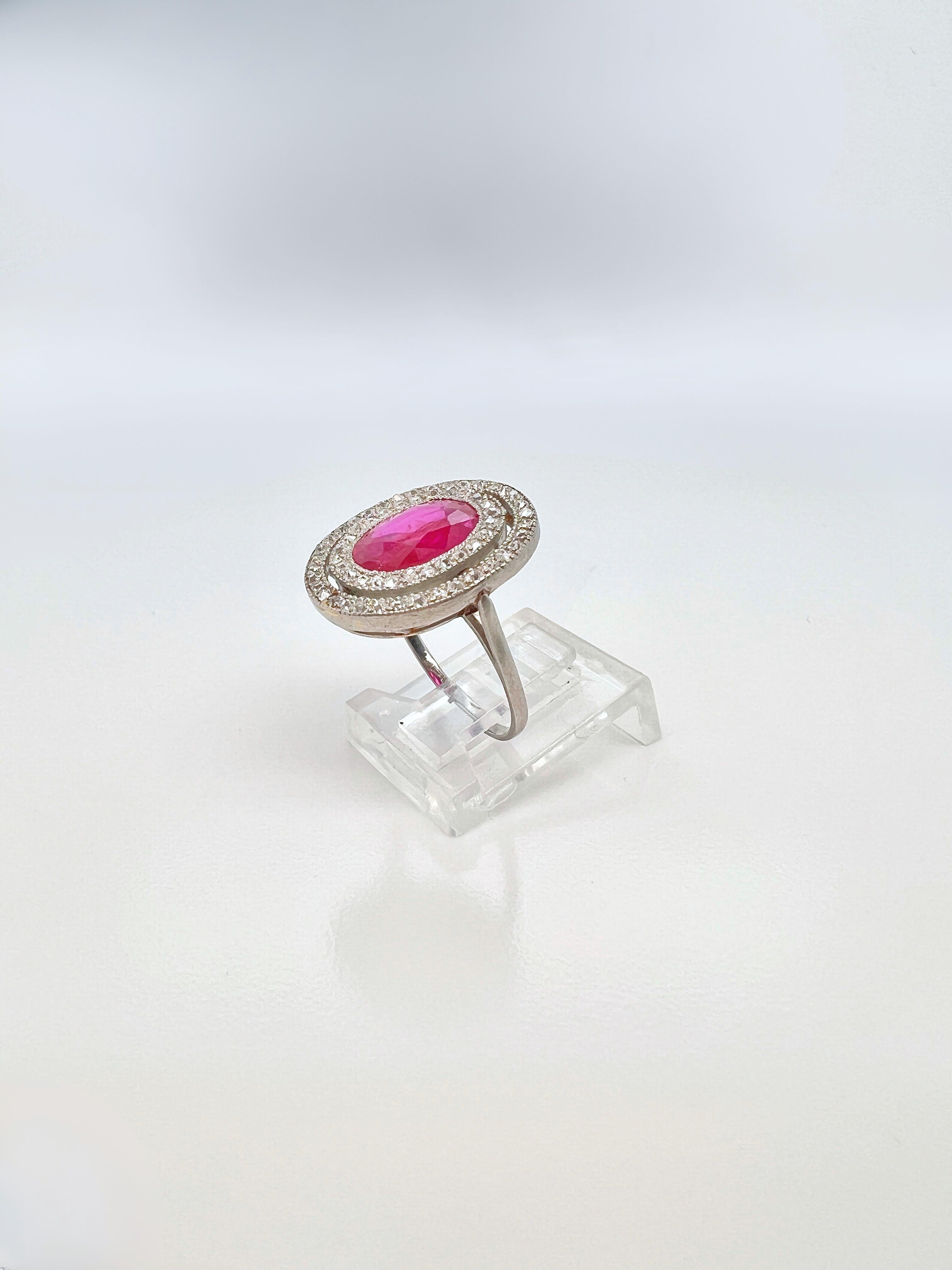 Taille ovale Bague art déco en rubis et diamants de Birmanie en vente