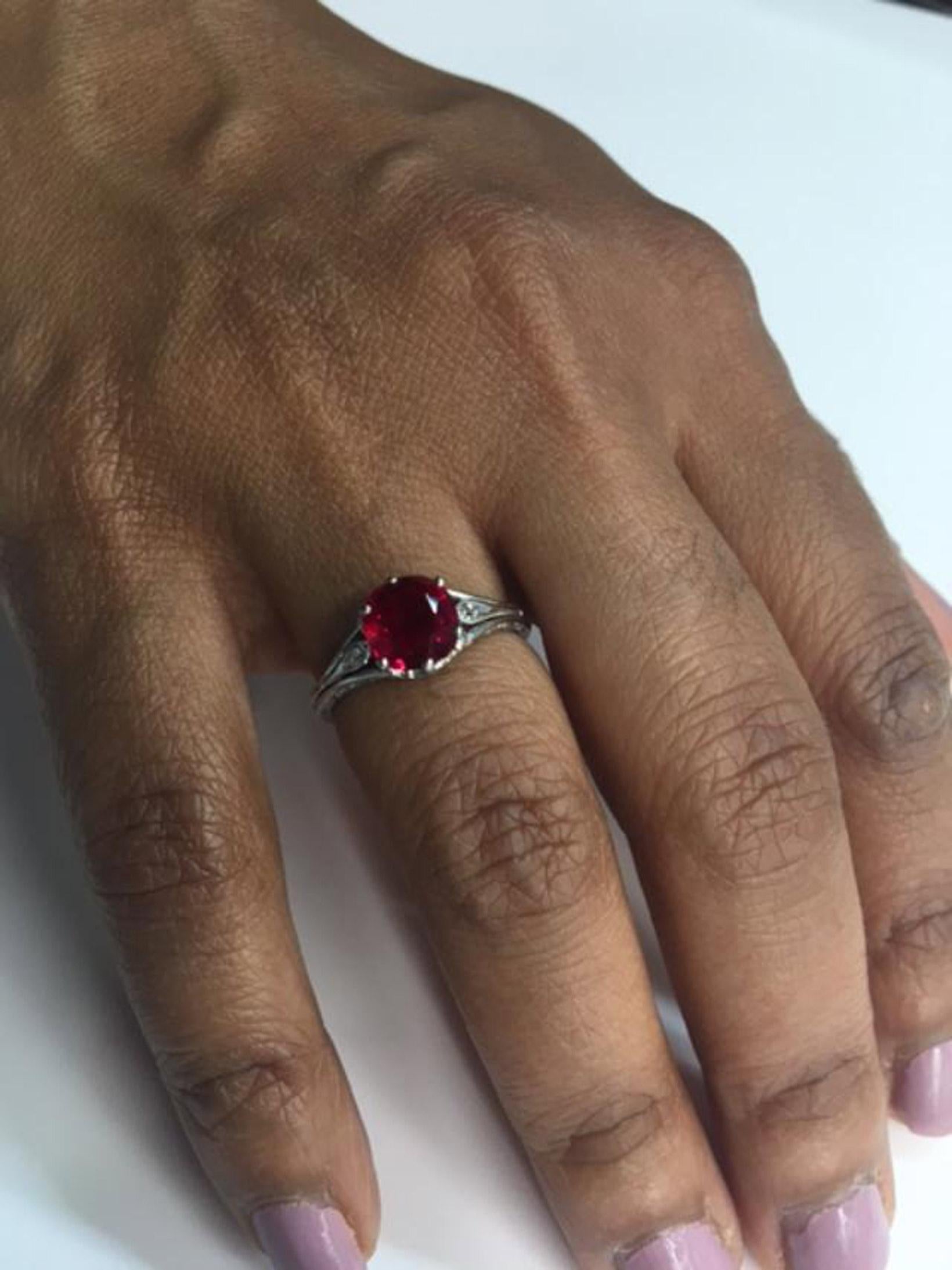 Bague Art déco en platine avec rubis de Birmanie et diamants en vente 1