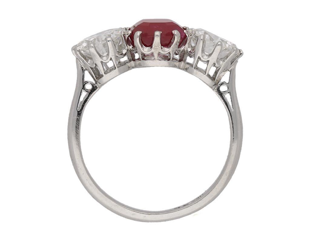 Bague Art déco birmane en diamants et rubis de 2,08 carats Bon état - En vente à London, GB