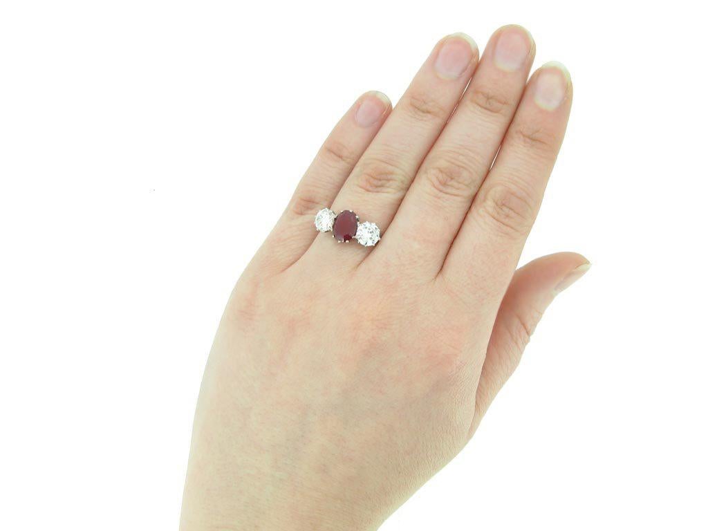 Bague Art déco birmane en diamants et rubis de 2,08 carats en vente 2
