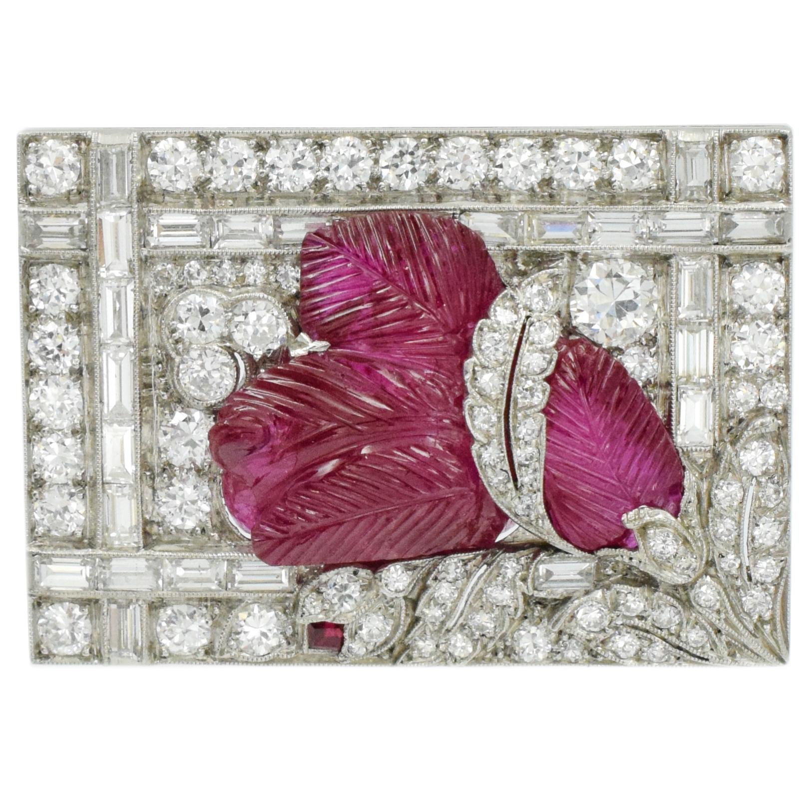 Art Deco burmesische geschnitzte Rubin-Diamant-Brosche, No Enhancement im Angebot