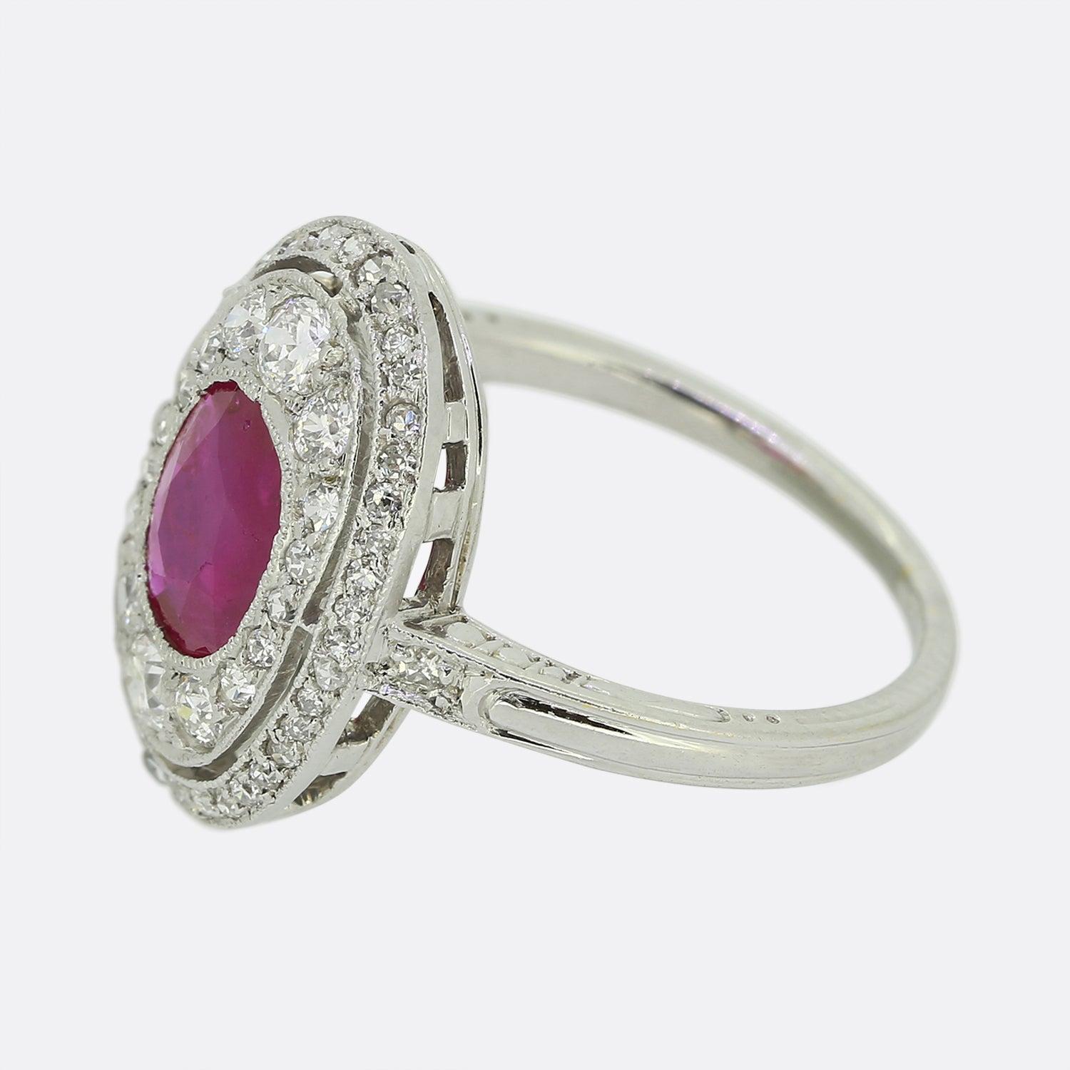 Nous avons ici une belle bague birmane à rubis et diamants datant de l'époque Art déco. Cette pièce a été sertie d'un seul rubis de forme ovale, qui se trouve dans une monture en rubis au centre de la face. Cette pierre principale est ensuite