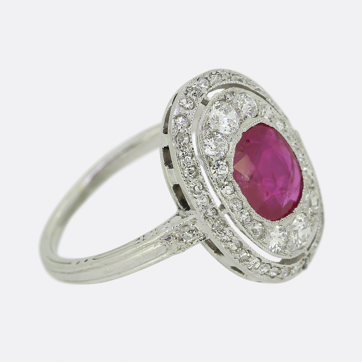 Taille ovale Bague grappe Art déco en rubis de Birmanie et diamants en vente
