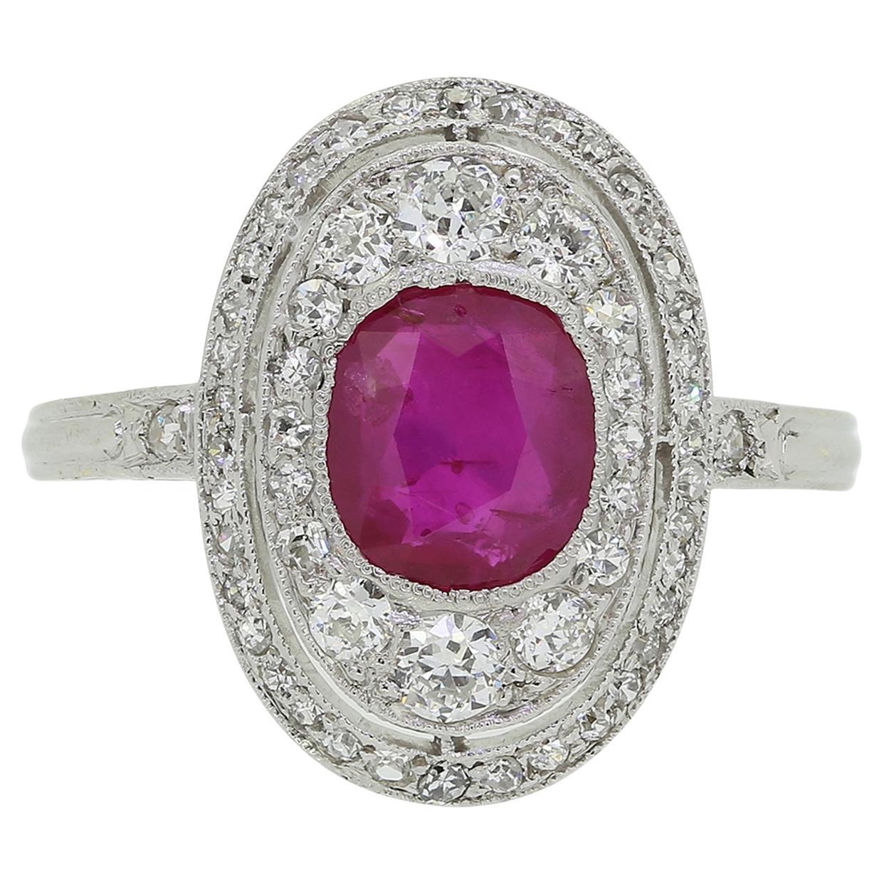 Anillo Art Déco de Rubí Birmano y Racimo de Diamantes