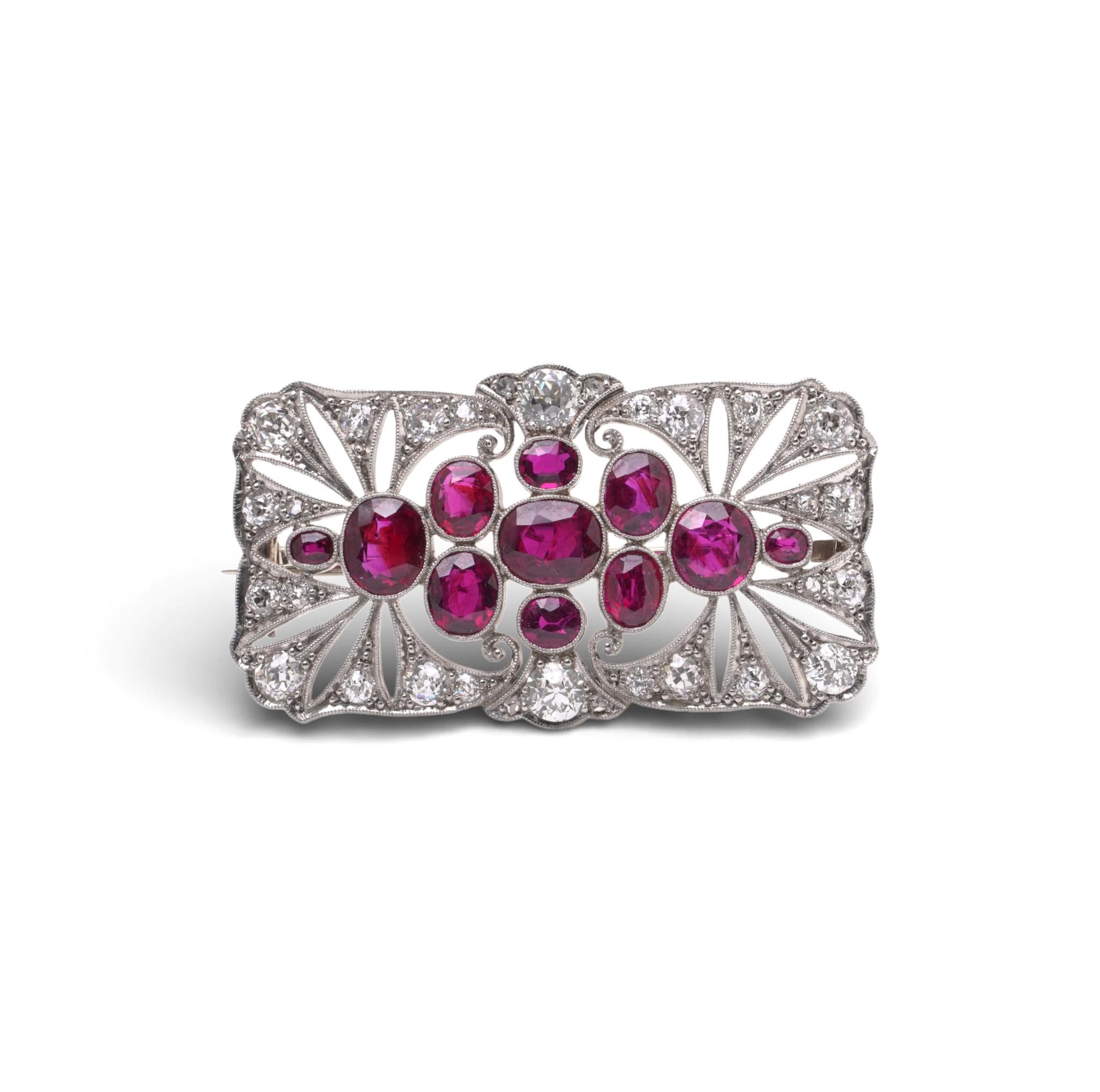Broche Art Déco en or blanc 18KT avec rubis et diamants de Birmanie