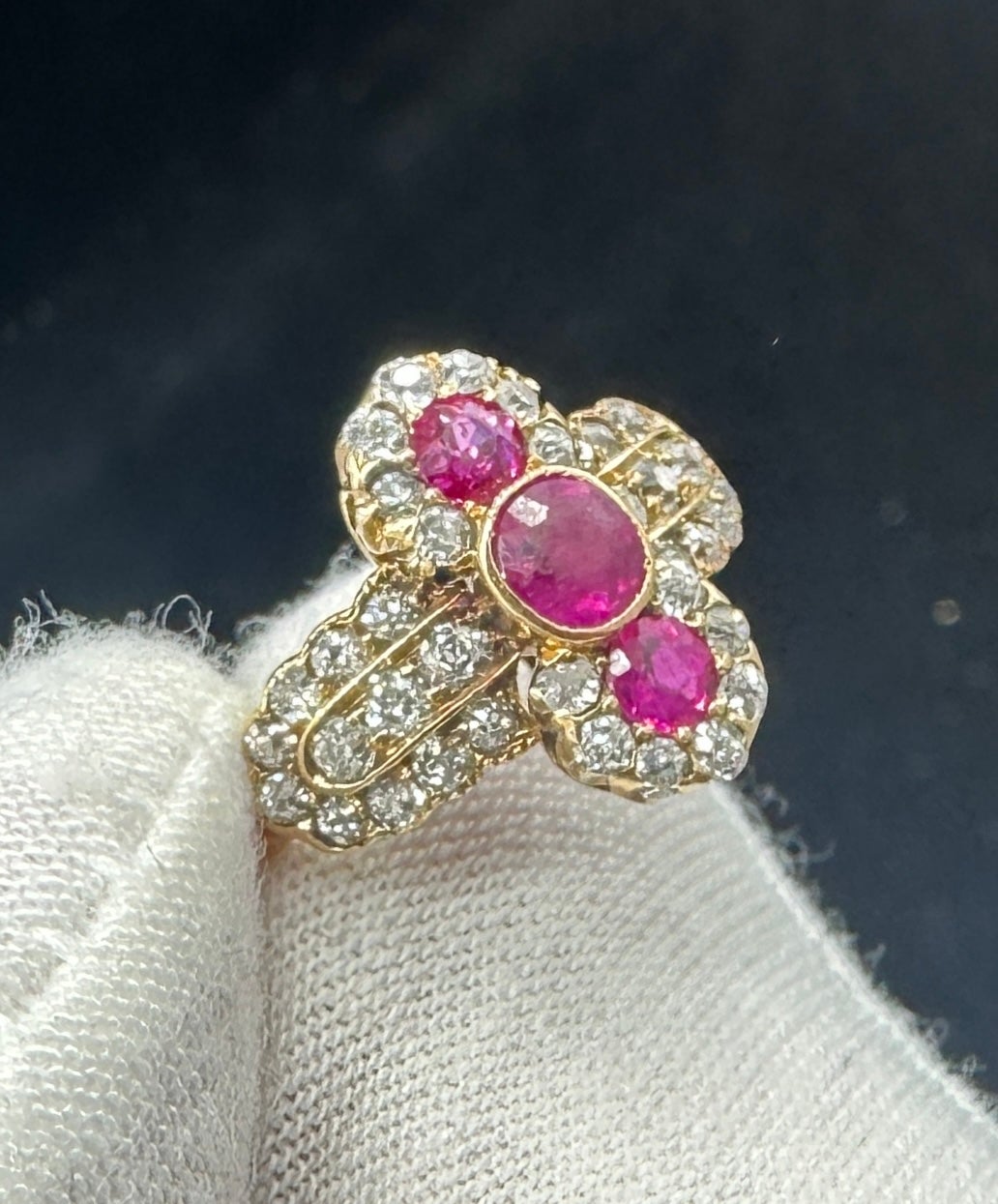 Gönnen Sie sich einen spektakulären antiken viktorianischen - Art Deco Verlobungsring mit drei wunderschönen natürlichen burmesischen Rubinen, umgeben von prächtigen Diamanten im Minenschliff von atemberaubender Schönheit in einer fabelhaften Art