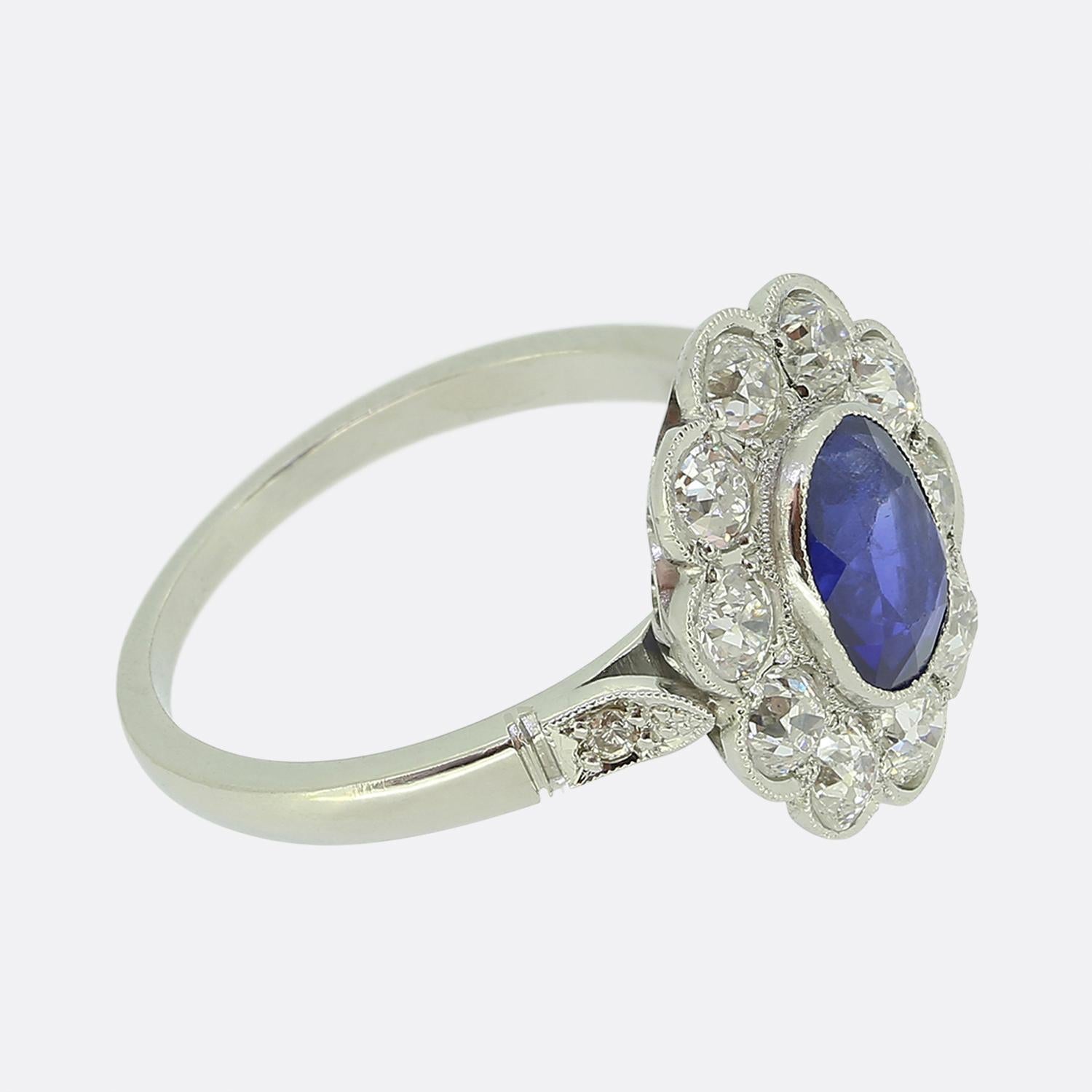 Art Deco burmesischer Saphir- und Diamant-Cluster-Ring (Art déco) im Angebot