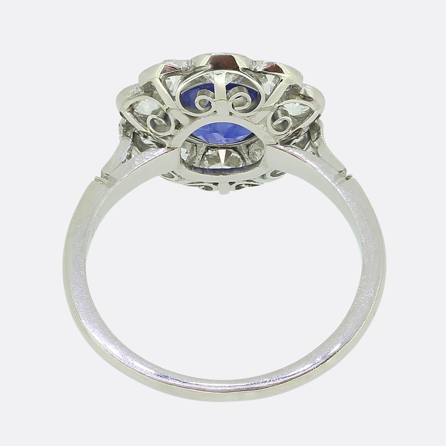 Art Deco burmesischer Saphir- und Diamant-Cluster-Ring (Ovalschliff) im Angebot