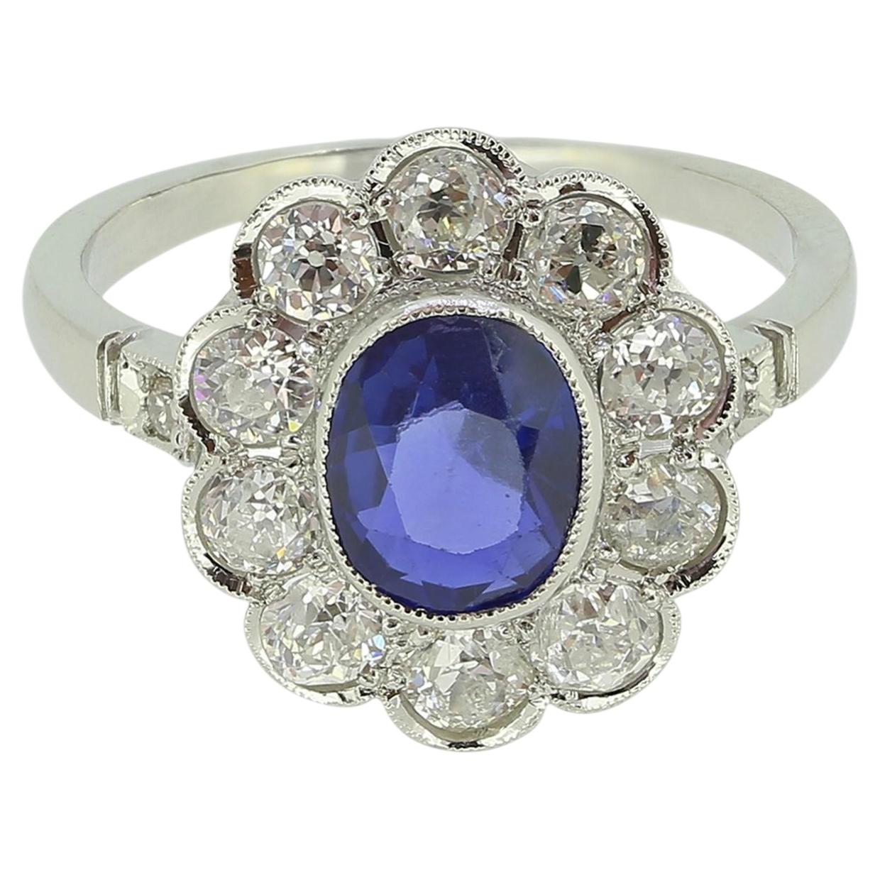 Art Deco burmesischer Saphir- und Diamant-Cluster-Ring im Angebot