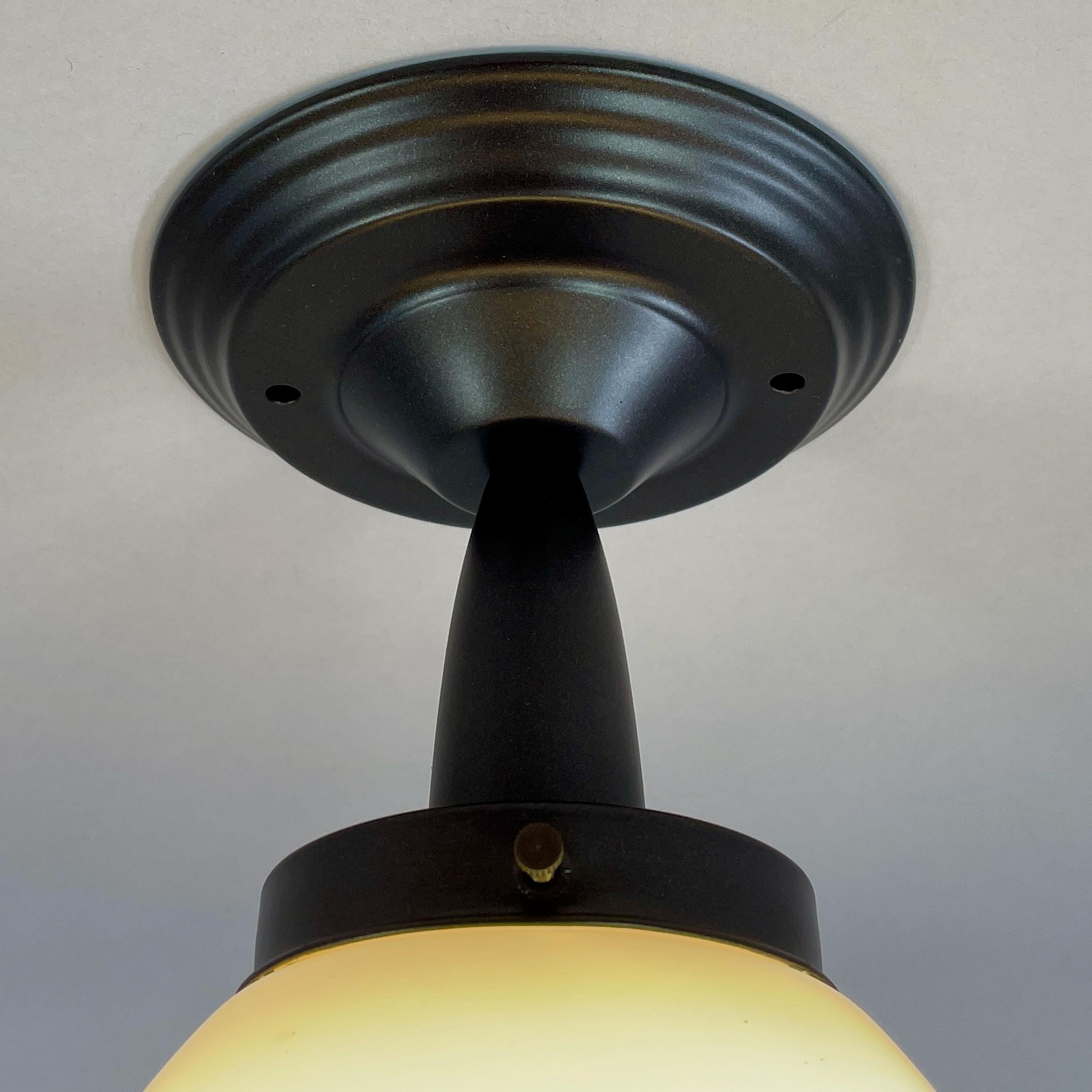 Plafonnier Art Déco en laiton bruni et verre opalin crème, Suède, années 1940 en vente 3