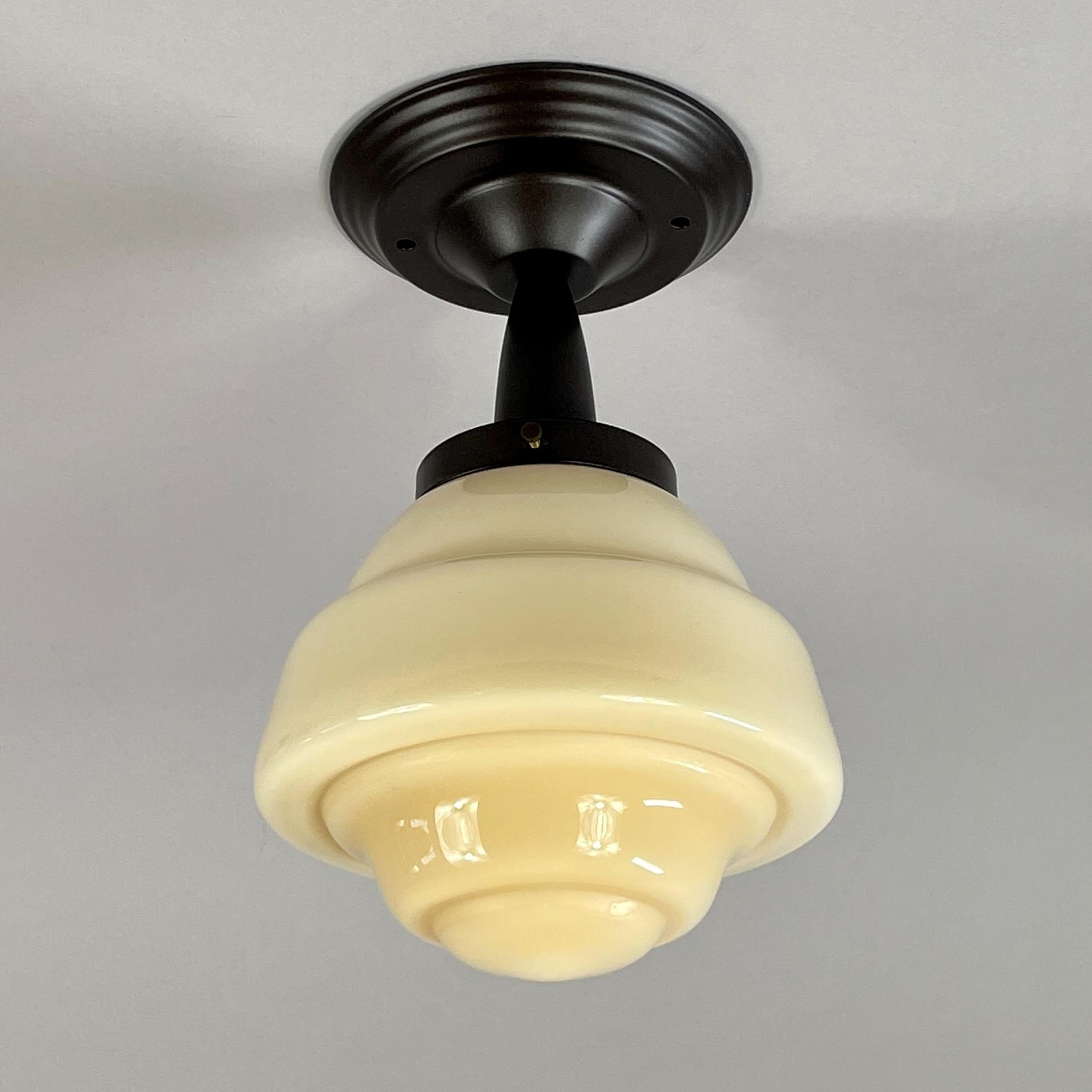 Plafonnier Art Déco en laiton bruni et verre opalin crème, Suède, années 1940 en vente 4