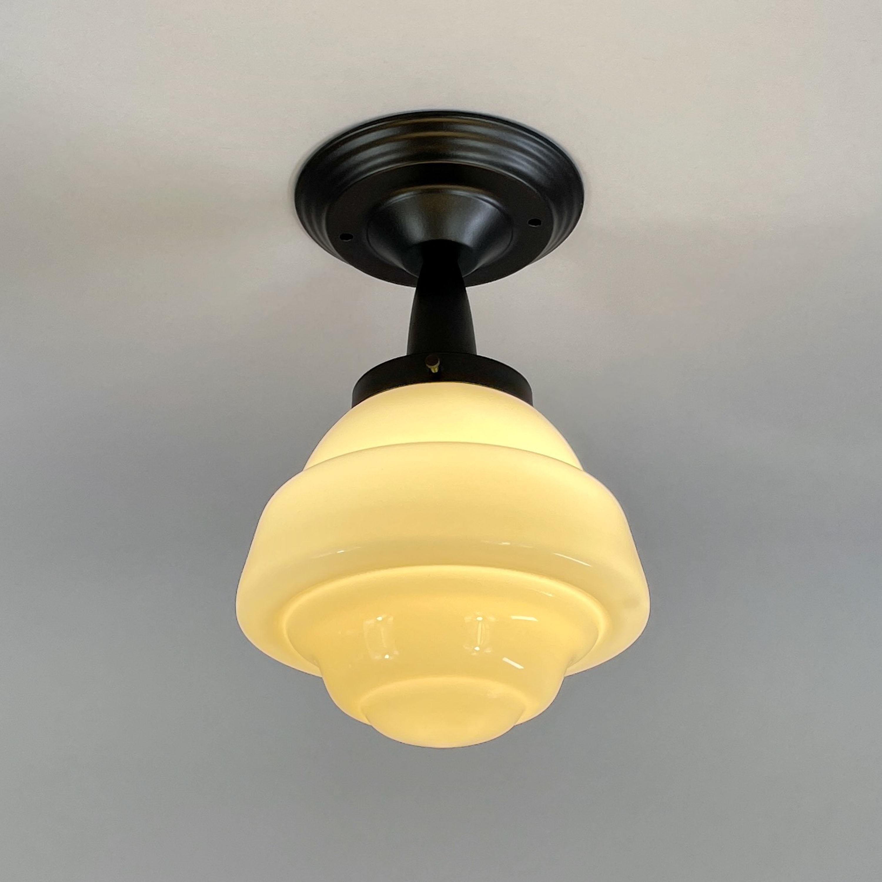 Plafonnier Art Déco en laiton bruni et verre opalin crème, Suède, années 1940 en vente 5