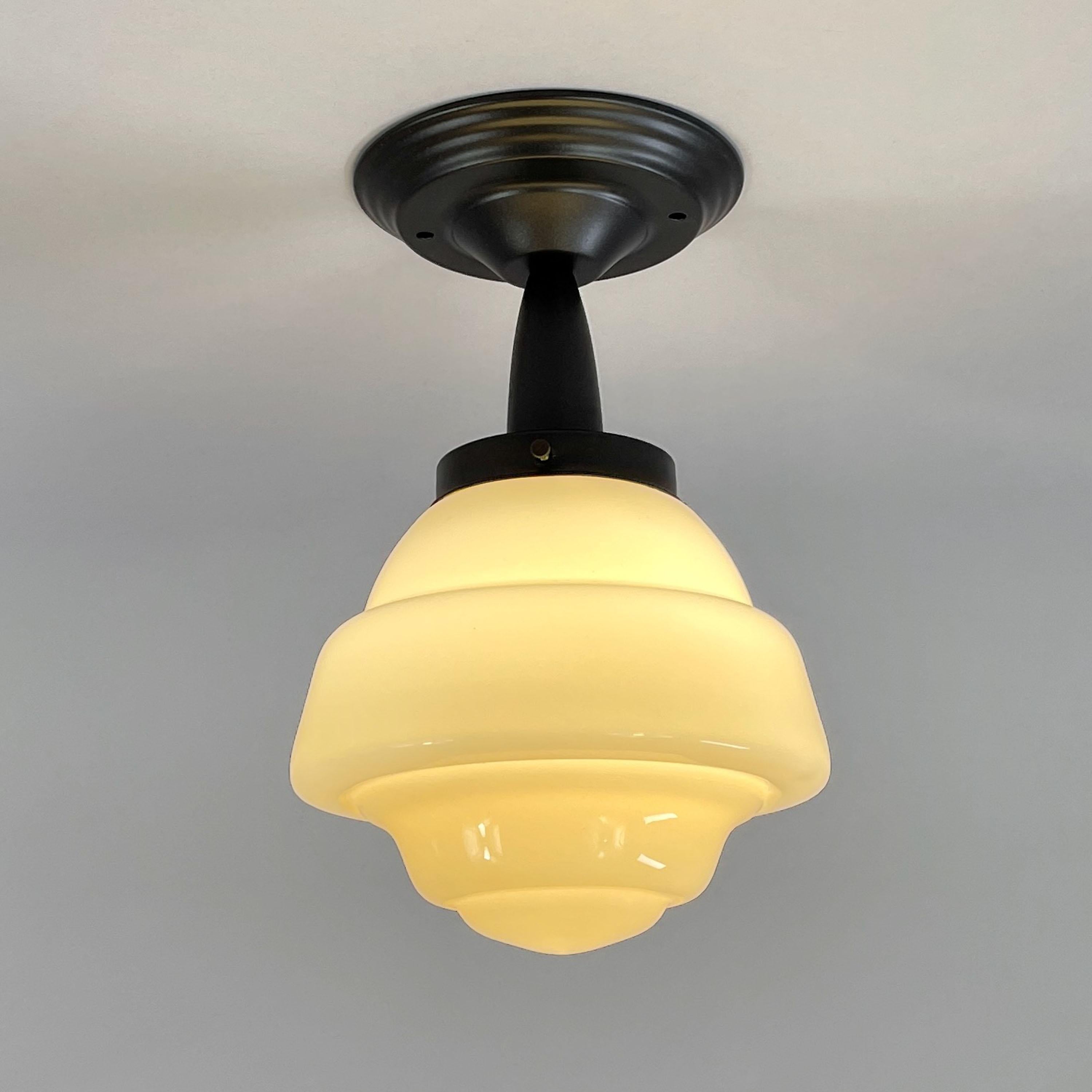 Art déco Plafonnier Art Déco en laiton bruni et verre opalin crème, Suède, années 1940 en vente