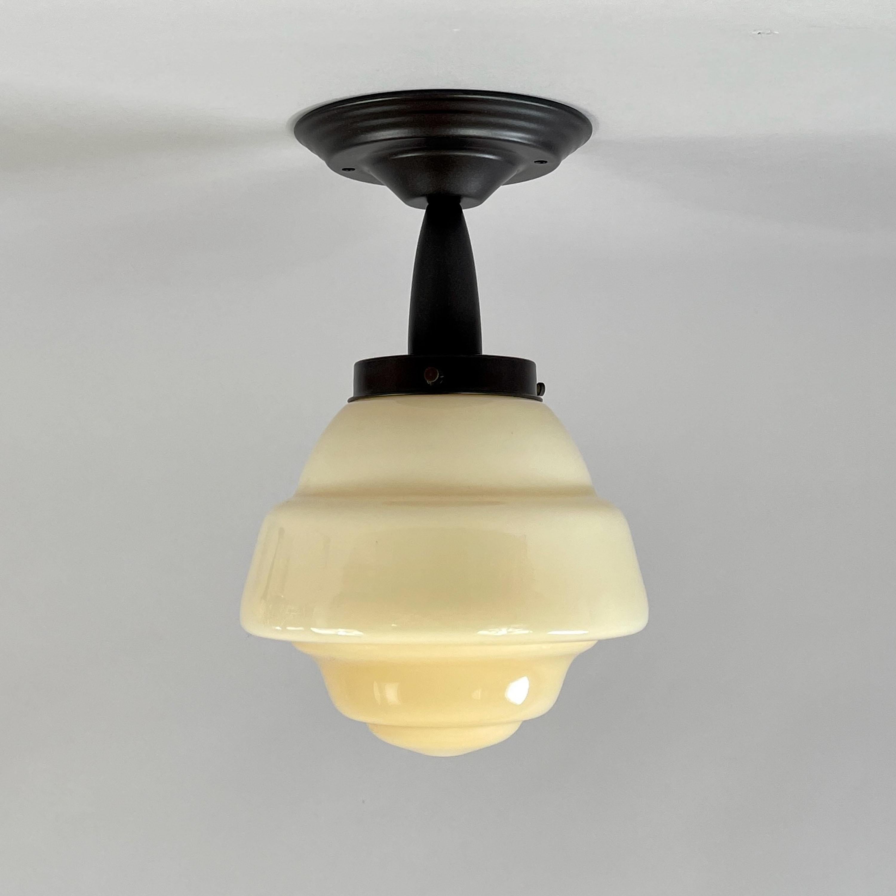 Suédois Plafonnier Art Déco en laiton bruni et verre opalin crème, Suède, années 1940 en vente