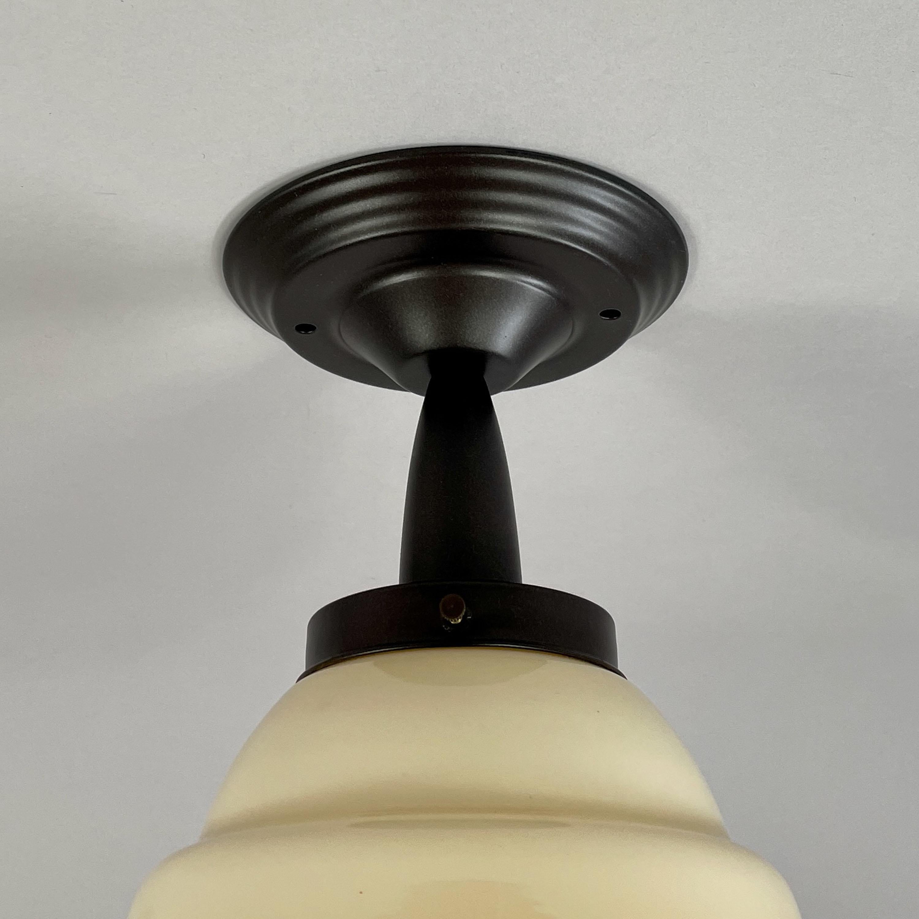 Plafonnier Art Déco en laiton bruni et verre opalin crème, Suède, années 1940 Bon état - En vente à NUEMBRECHT, NRW