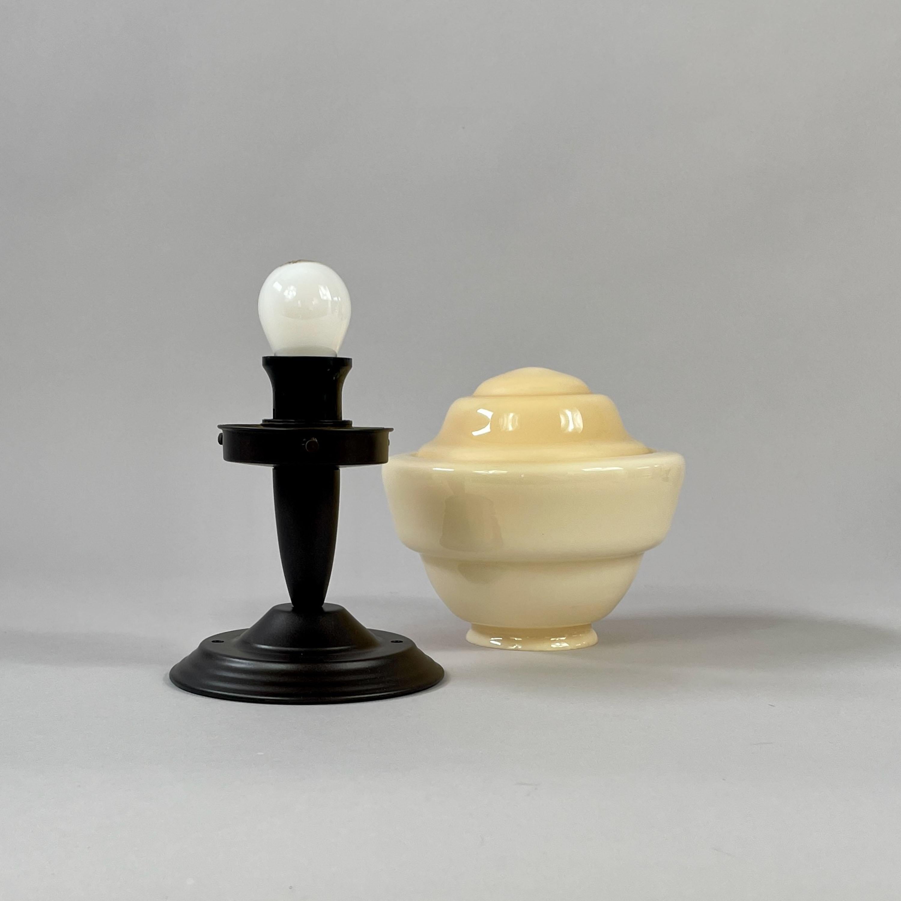 Milieu du XXe siècle Plafonnier Art Déco en laiton bruni et verre opalin crème, Suède, années 1940 en vente