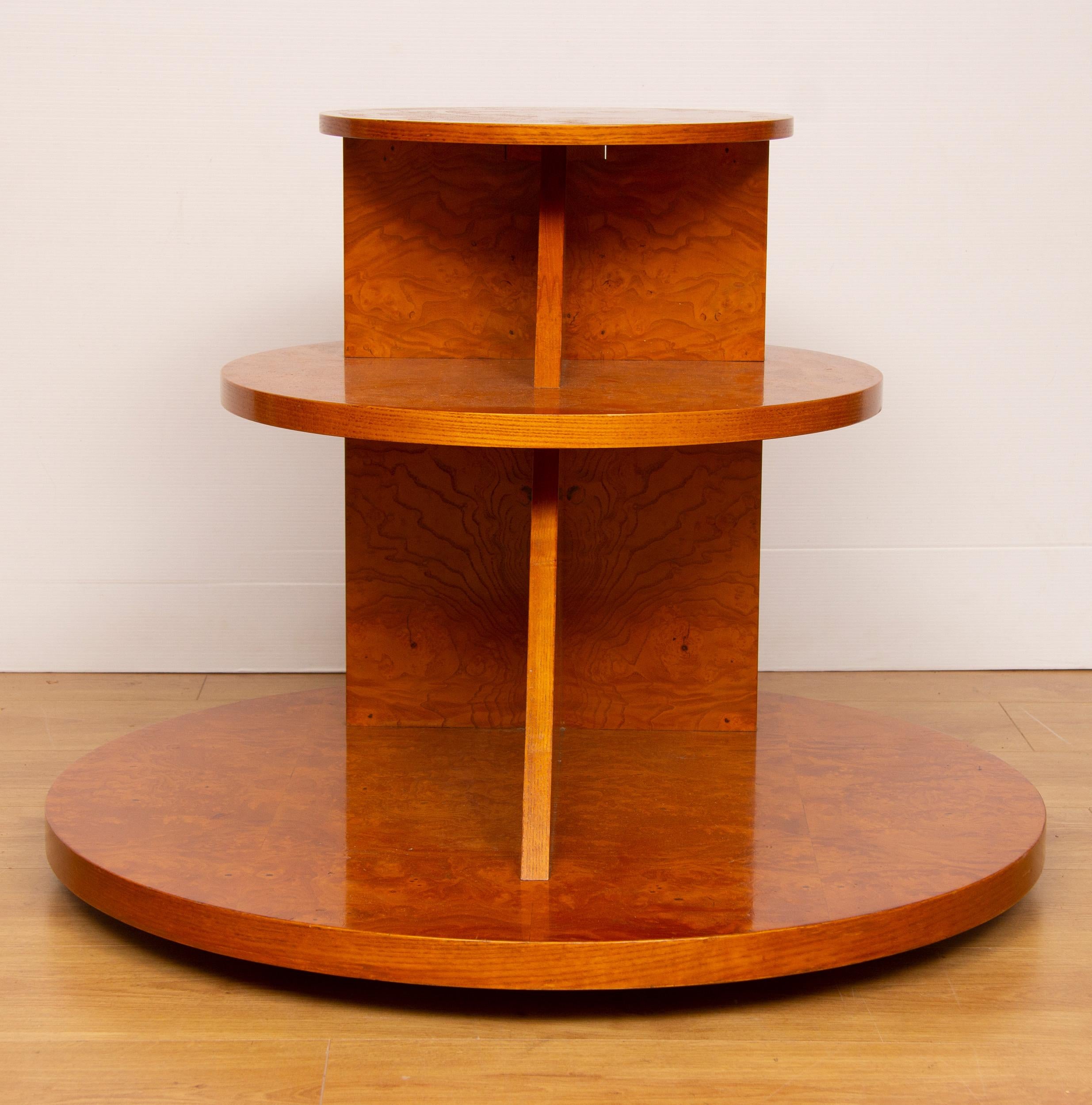 Art Deco 3-tier table in a beautiful burr elm.
3 graduated disks with flat dental column supported with a further triangular column giving the table 3 tiers with sectioned display areas.
Designed by Hille
Measure: H 61 cm, W 84 cm, D 84