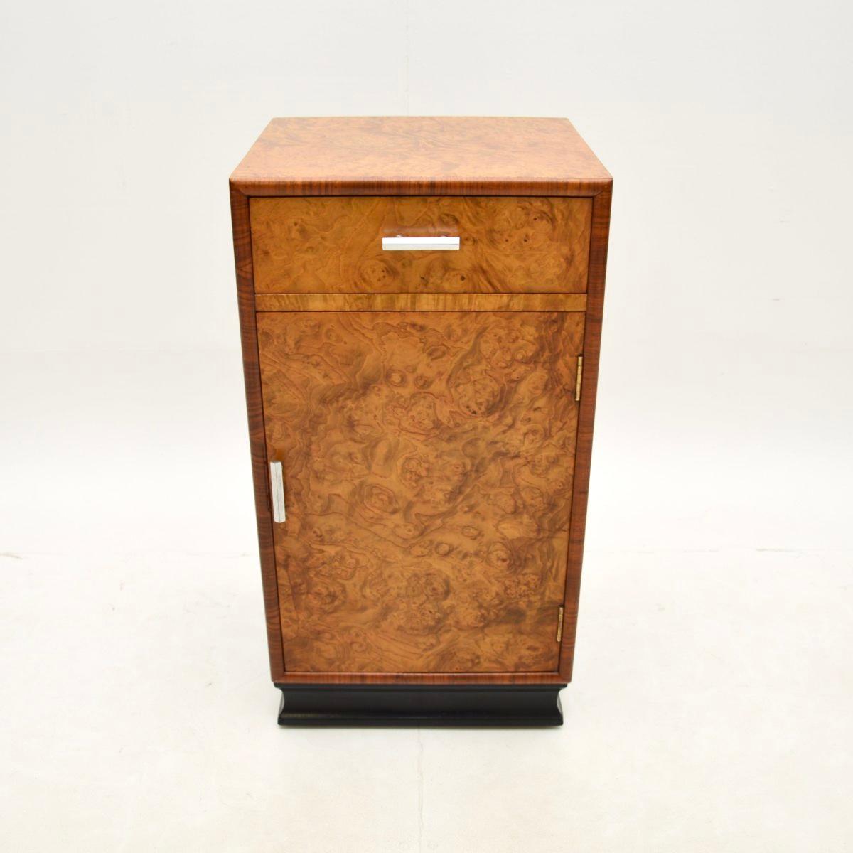 Uno splendido comodino Art Deco in radica di olmo e noce, realizzato in Inghilterra e risalente agli anni Trenta.

È di dimensioni deliziose e utili ed è di qualità eccellente. I frontali dei cassetti sono caratterizzati da venature di radica di