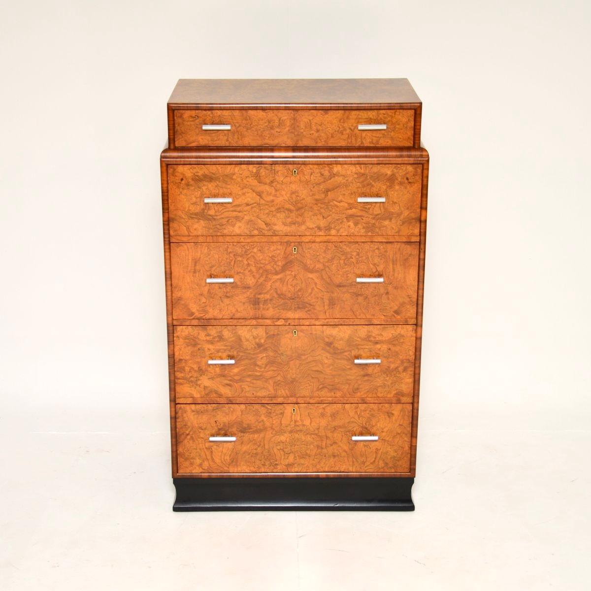 Une superbe commode Art Déco en loupe d'orme et noyer, fabriquée en Angleterre et datant des années 1930.

Il est d'une grande taille et d'une superbe qualité. Les façades des tiroirs présentent d'incroyables motifs de ronce d'orme, tandis que le