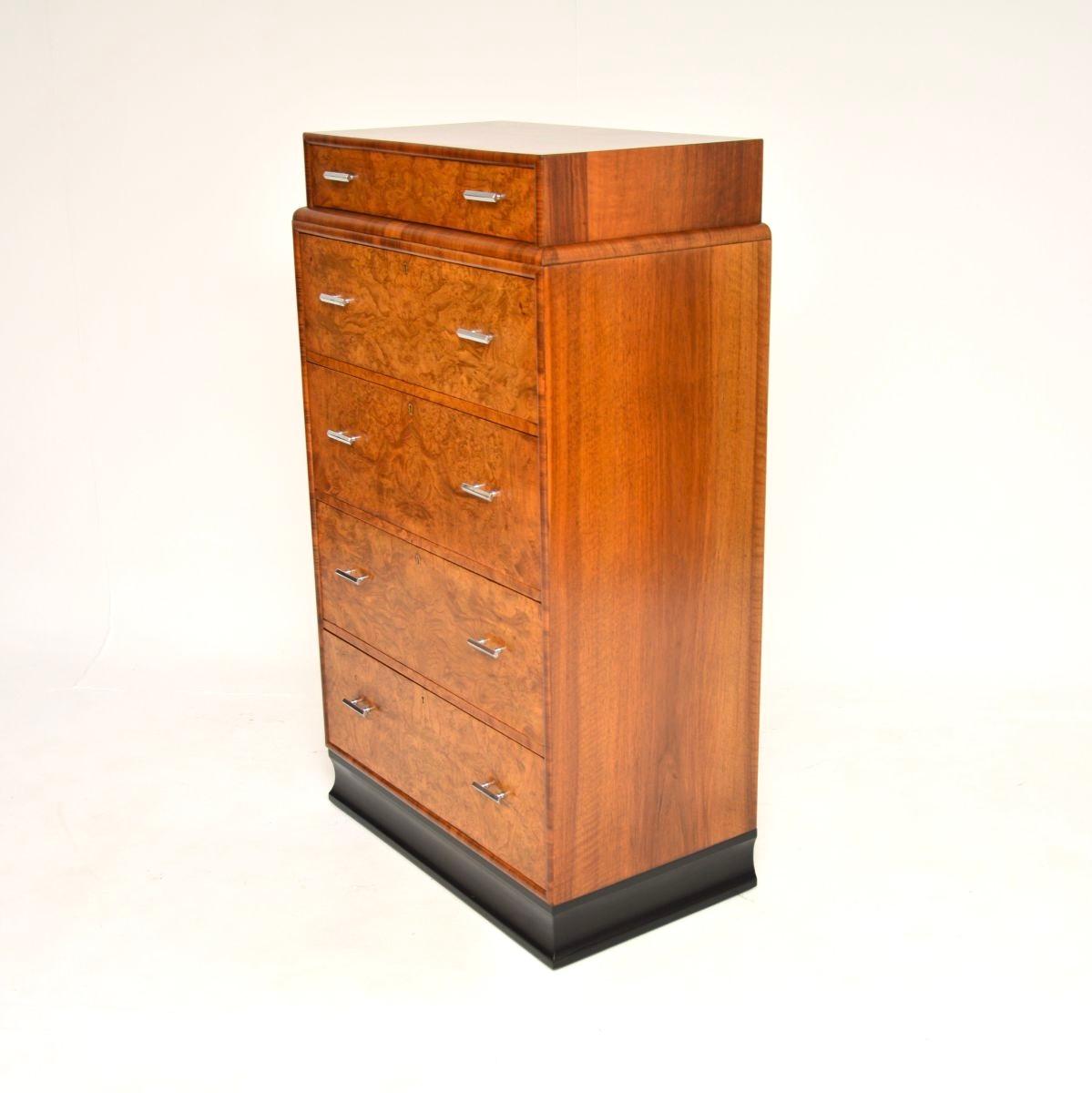 Britannique Commode Art Déco en loupe d'orme et noyer en vente